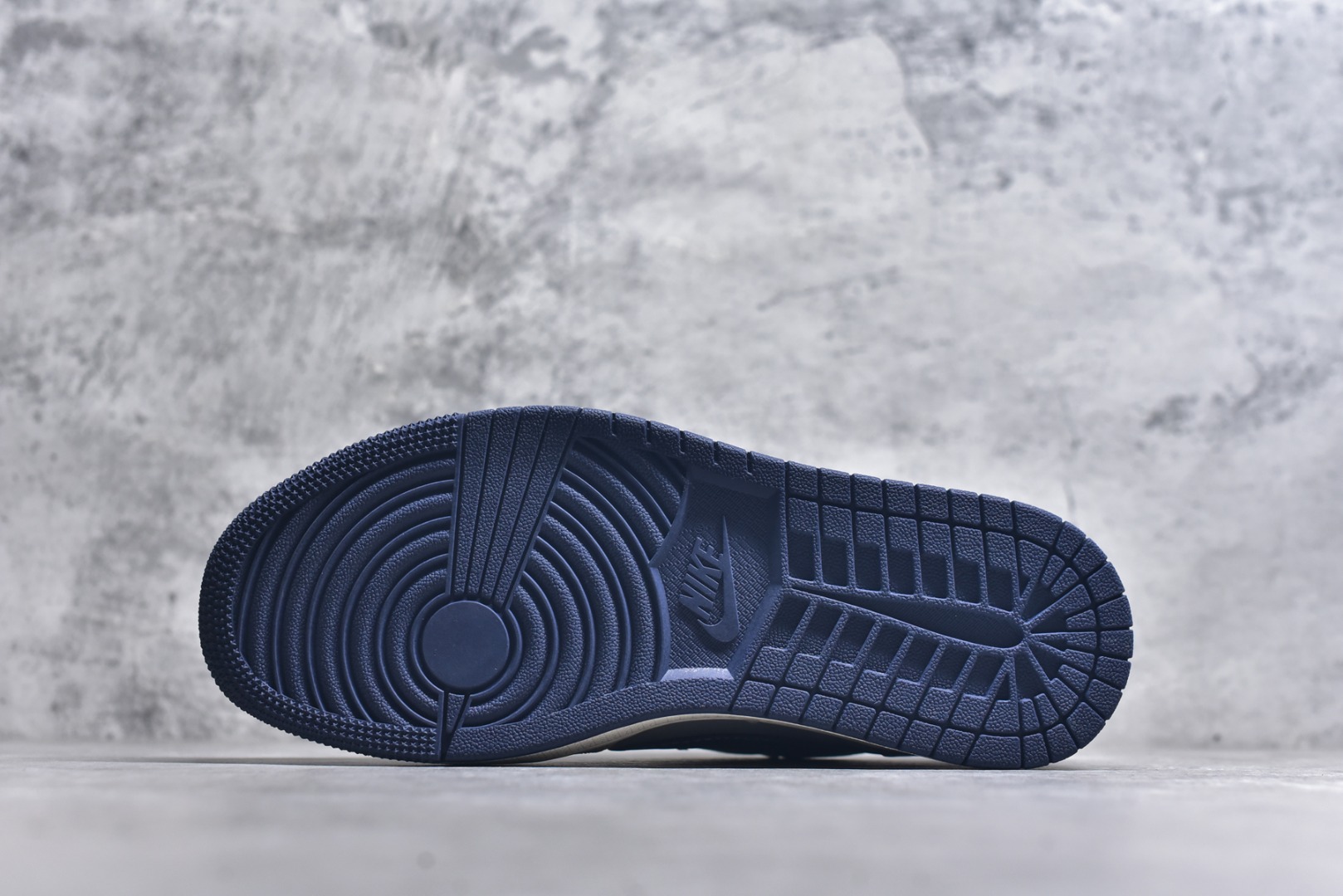 图片[6]-#Travis Scott x Fragment Design x Air Jordan 1 Low OG SP 乔1冠希联名 灰红花纹勾 低帮文化休闲板鞋 BB6511-622 #多方联名合作融合了Travis Scott 独特的音乐风格，藤原浩个性的设计风格以及Jordan品牌的经典元素 使其成为一双具有独特身份和价值的鞋子 清新而立体的外观加上联名标识更突出了其独特身份 这种配色方案显示出活力和时尚感 在视觉上引人注目 鞋身的质感和细腻的细节处理使其显得高端而格调十足 这款“倒钩”联名是设计与创意完美结合 融合多方的个性风格是一款备受瞩目的潮流鞋款 尺码：36 36.5 37.5 38 38.5 39 40 40.5 41 42 42.5 43 44 44.5 45 9.E5-选品中心