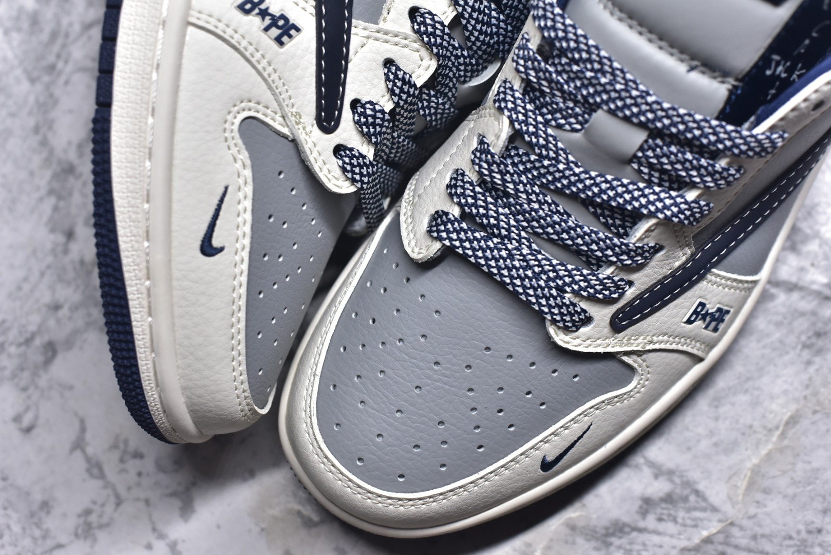 图片[8]-#Travis Scott x Fragment Design x Air Jordan 1 Low OG SP 乔1冠希联名 灰红花纹勾 低帮文化休闲板鞋 BB6511-622 #多方联名合作融合了Travis Scott 独特的音乐风格，藤原浩个性的设计风格以及Jordan品牌的经典元素 使其成为一双具有独特身份和价值的鞋子 清新而立体的外观加上联名标识更突出了其独特身份 这种配色方案显示出活力和时尚感 在视觉上引人注目 鞋身的质感和细腻的细节处理使其显得高端而格调十足 这款“倒钩”联名是设计与创意完美结合 融合多方的个性风格是一款备受瞩目的潮流鞋款 尺码：36 36.5 37.5 38 38.5 39 40 40.5 41 42 42.5 43 44 44.5 45 9.E5-选品中心