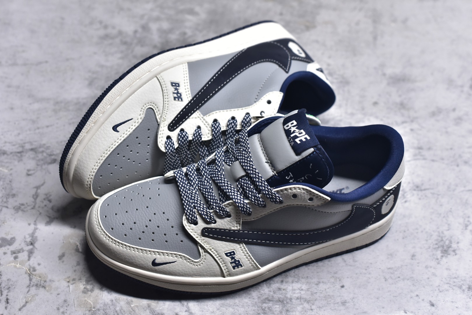 图片[7]-#Travis Scott x Fragment Design x Air Jordan 1 Low OG SP 乔1冠希联名 灰红花纹勾 低帮文化休闲板鞋 BB6511-622 #多方联名合作融合了Travis Scott 独特的音乐风格，藤原浩个性的设计风格以及Jordan品牌的经典元素 使其成为一双具有独特身份和价值的鞋子 清新而立体的外观加上联名标识更突出了其独特身份 这种配色方案显示出活力和时尚感 在视觉上引人注目 鞋身的质感和细腻的细节处理使其显得高端而格调十足 这款“倒钩”联名是设计与创意完美结合 融合多方的个性风格是一款备受瞩目的潮流鞋款 尺码：36 36.5 37.5 38 38.5 39 40 40.5 41 42 42.5 43 44 44.5 45 9.E5-选品中心