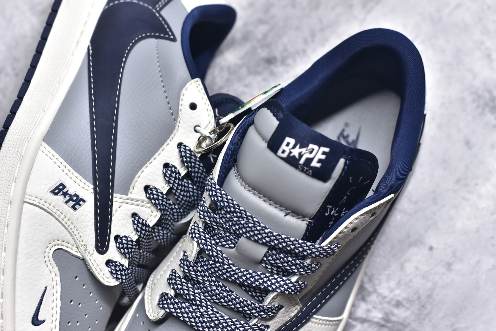 图片[9]-#Travis Scott x Fragment Design x Air Jordan 1 Low OG SP 乔1冠希联名 灰红花纹勾 低帮文化休闲板鞋 BB6511-622 #多方联名合作融合了Travis Scott 独特的音乐风格，藤原浩个性的设计风格以及Jordan品牌的经典元素 使其成为一双具有独特身份和价值的鞋子 清新而立体的外观加上联名标识更突出了其独特身份 这种配色方案显示出活力和时尚感 在视觉上引人注目 鞋身的质感和细腻的细节处理使其显得高端而格调十足 这款“倒钩”联名是设计与创意完美结合 融合多方的个性风格是一款备受瞩目的潮流鞋款 尺码：36 36.5 37.5 38 38.5 39 40 40.5 41 42 42.5 43 44 44.5 45 9.E5-选品中心