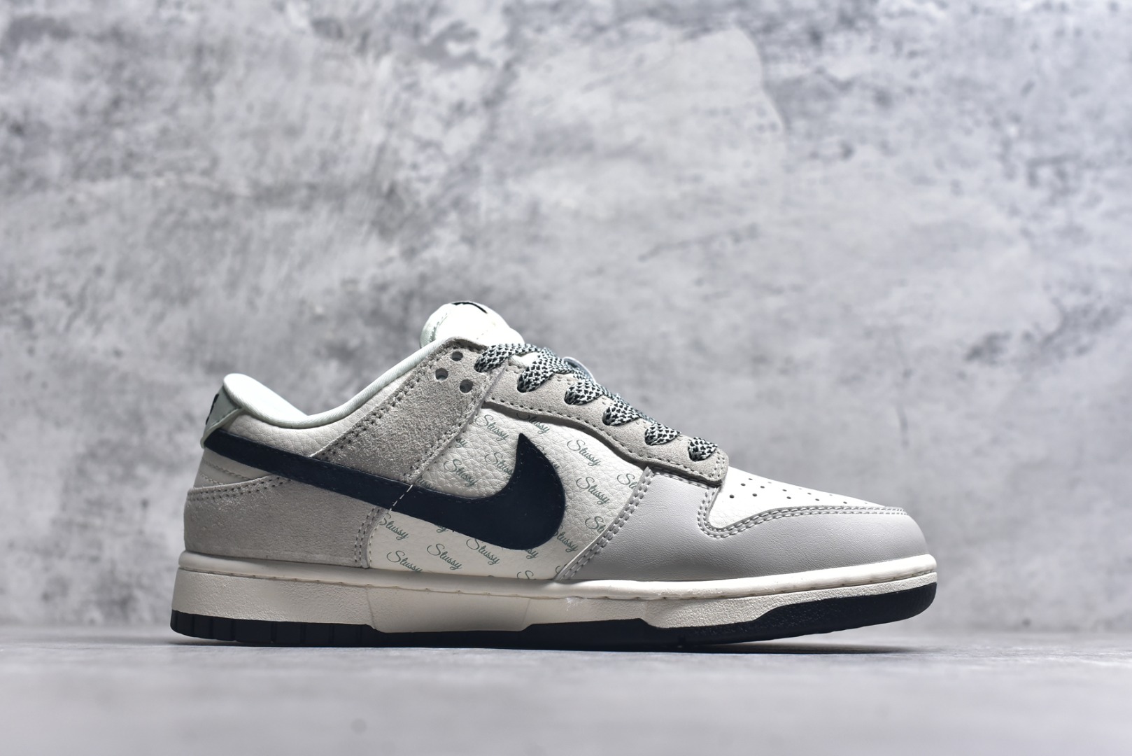 图片[3]-#Nk SB Dunk Low 斯图西联名 绿尾小黑勾 周年高端定制 低帮休闲板鞋 XX2025-901 #定制鞋盒 大厂纯原品质出货 超高清洁度 皮料切割干净无任何毛边 细节完美 尺码：36 36.5 37.5 38 38.5 39 40 40.5 41 42 42.5 43 44 44.5 45 9.E5-选品中心