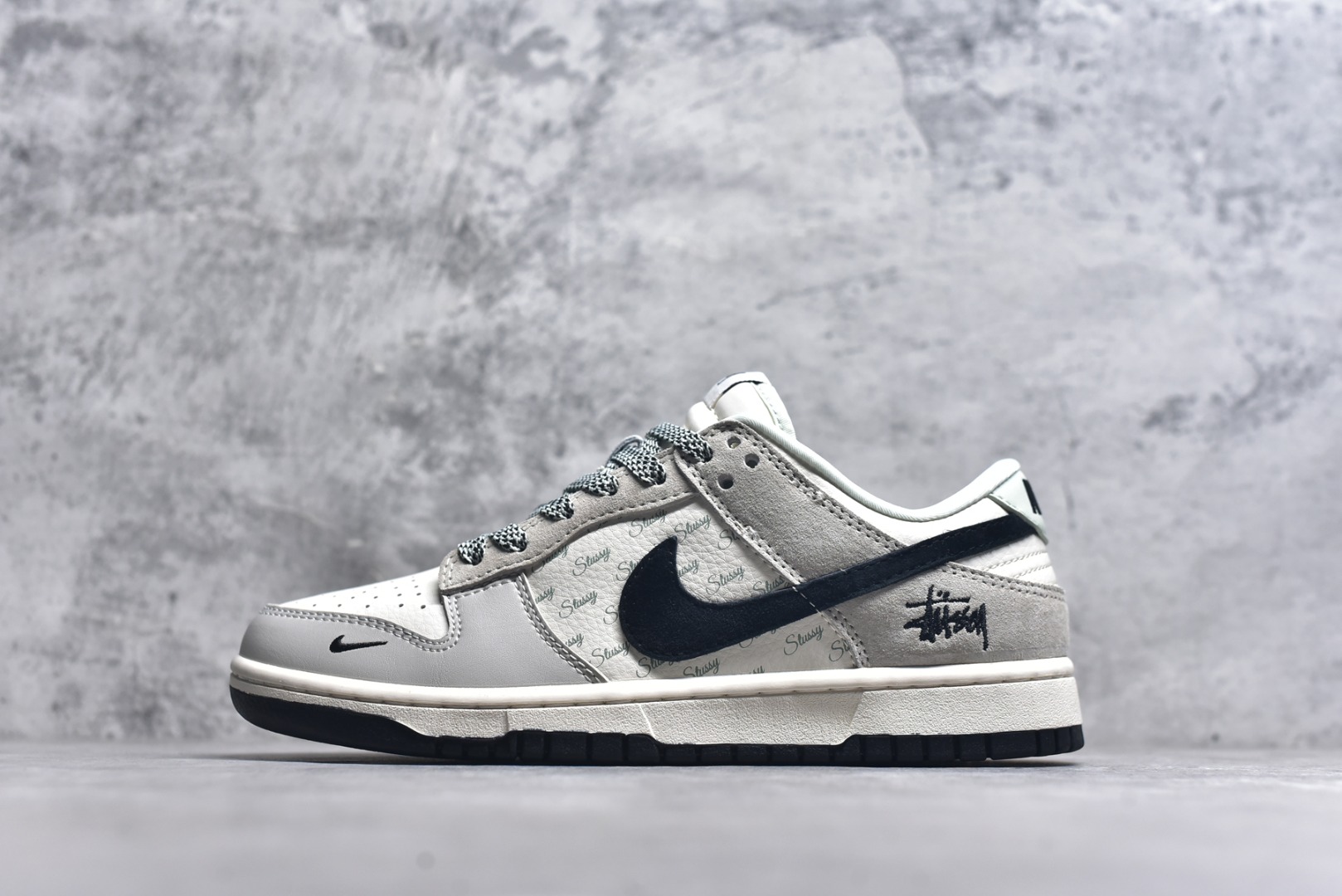 #Nk SB Dunk Low 斯图西联名 绿尾小黑勾 周年高端定制 低帮休闲板鞋 XX2025-901 #定制鞋盒 大厂纯原品质出货 超高清洁度 皮料切割干净无任何毛边 细节完美 尺码：36 36.5 37.5 38 38.5 39 40 40.5 41 42 42.5 43 44 44.5 45 9.E5-选品中心