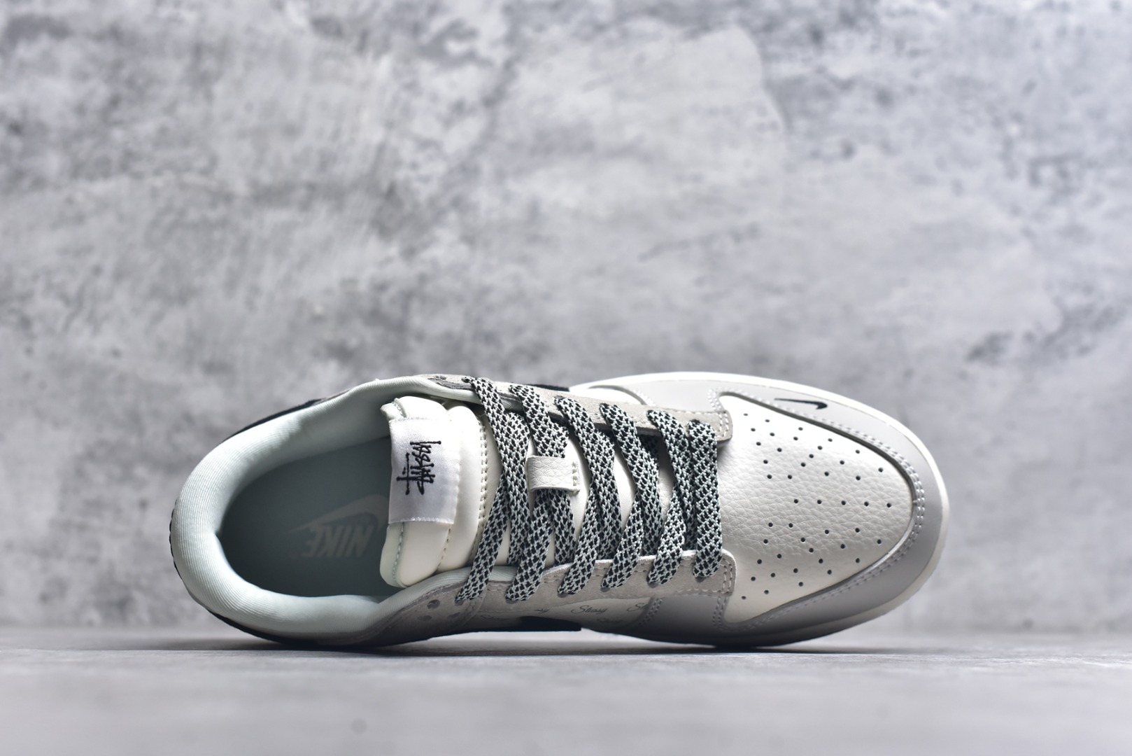 图片[4]-#Nk SB Dunk Low 斯图西联名 绿尾小黑勾 周年高端定制 低帮休闲板鞋 XX2025-901 #定制鞋盒 大厂纯原品质出货 超高清洁度 皮料切割干净无任何毛边 细节完美 尺码：36 36.5 37.5 38 38.5 39 40 40.5 41 42 42.5 43 44 44.5 45 9.E5-选品中心