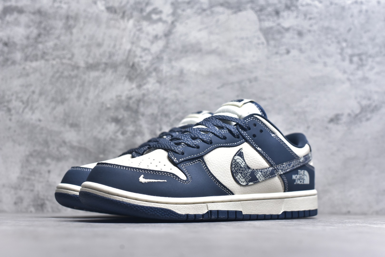 图片[2]-#海外爆款限量发售！Nike SB Dunk Low“ 北面联名——水墨蓝” 周年高端定制 低帮休闲板鞋 定制鞋盒 大厂纯原品质出货 超高清洁度 皮料切割干净无任何毛边 细节完美 货号：DG2025-003 尺码：36 36.5 37.5 38 38.5 39 40 40.5 41 42 42.5 43 44 44.5 45-选品中心