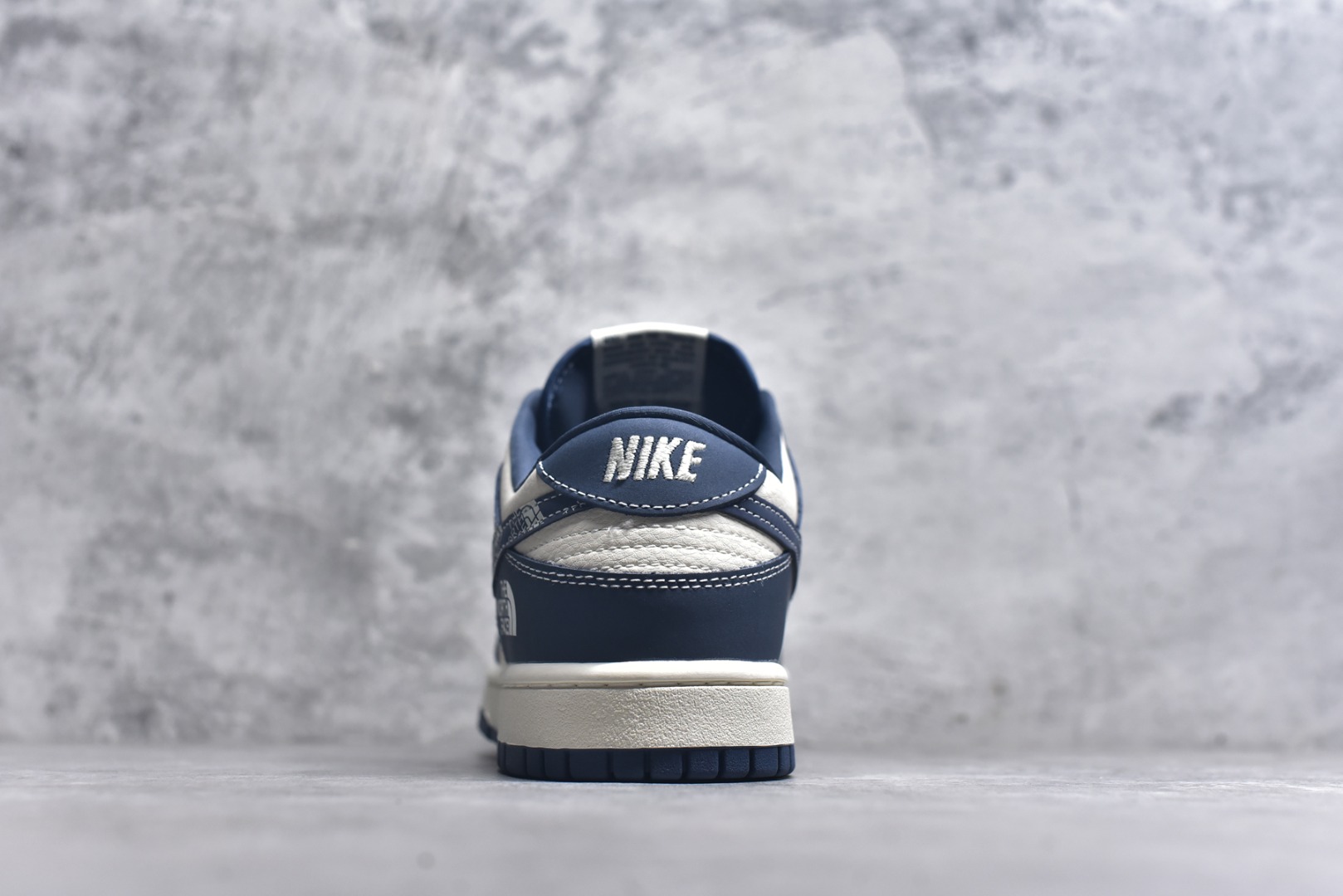 图片[5]-#海外爆款限量发售！Nike SB Dunk Low“ 北面联名——水墨蓝” 周年高端定制 低帮休闲板鞋 定制鞋盒 大厂纯原品质出货 超高清洁度 皮料切割干净无任何毛边 细节完美 货号：DG2025-003 尺码：36 36.5 37.5 38 38.5 39 40 40.5 41 42 42.5 43 44 44.5 45-选品中心