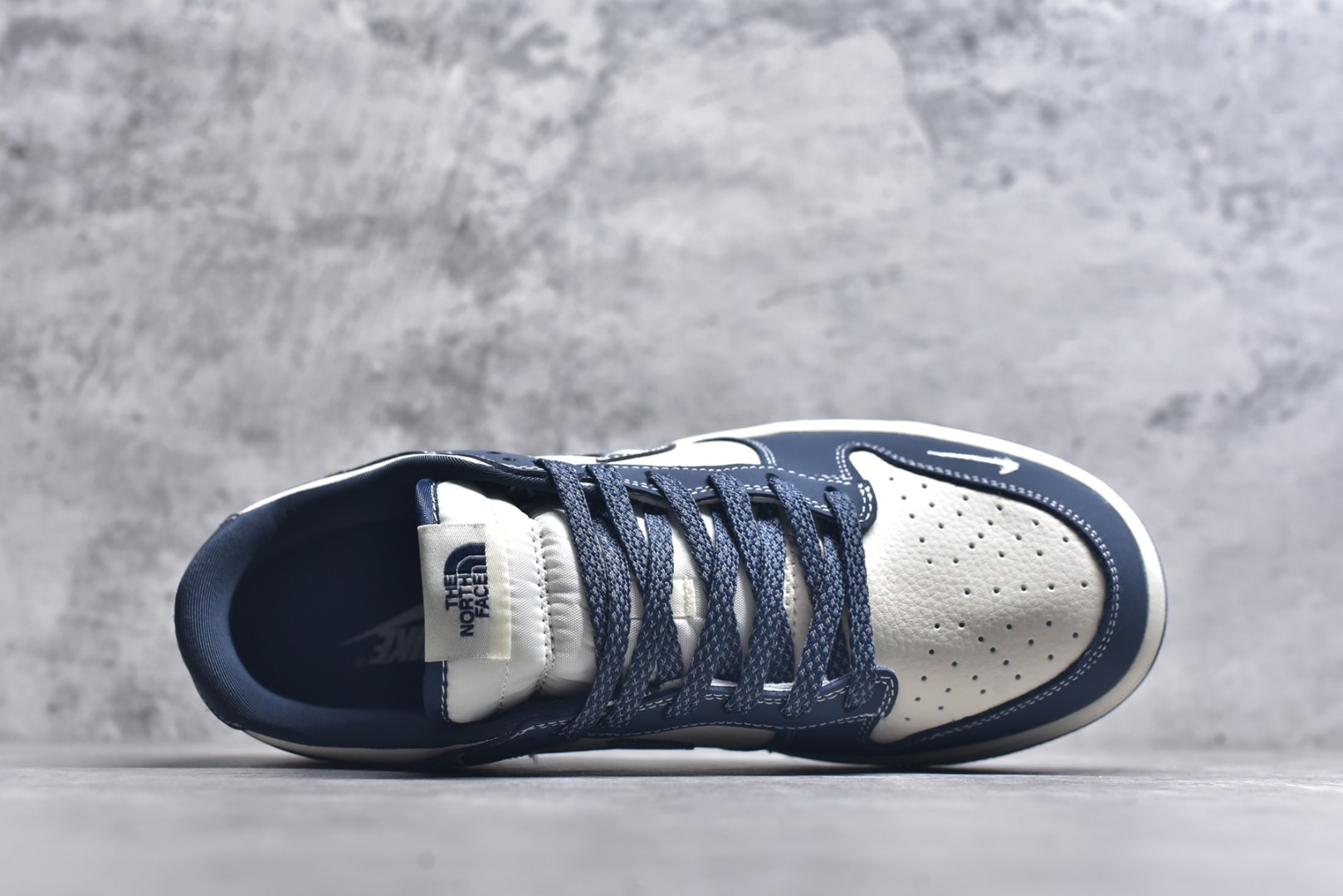图片[4]-#海外爆款限量发售！Nike SB Dunk Low“ 北面联名——水墨蓝” 周年高端定制 低帮休闲板鞋 定制鞋盒 大厂纯原品质出货 超高清洁度 皮料切割干净无任何毛边 细节完美 货号：DG2025-003 尺码：36 36.5 37.5 38 38.5 39 40 40.5 41 42 42.5 43 44 44.5 45-选品中心
