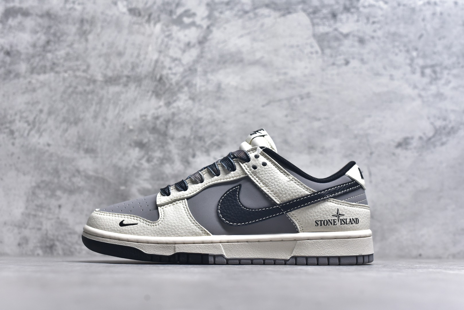 #Nike SB Dunk Low 石头岛联名 米灰黑拼接 周年高端定制 低帮休闲板鞋 JP1628-041 #定制鞋盒 大厂纯原品质出货 超高清洁度 皮料切割干净无任何毛边 细节完美 尺码：36 36.5 37.5 38 38.5 39 40 40.5 41 42 42.5 43 44 44.5 45 9.E5-选品中心