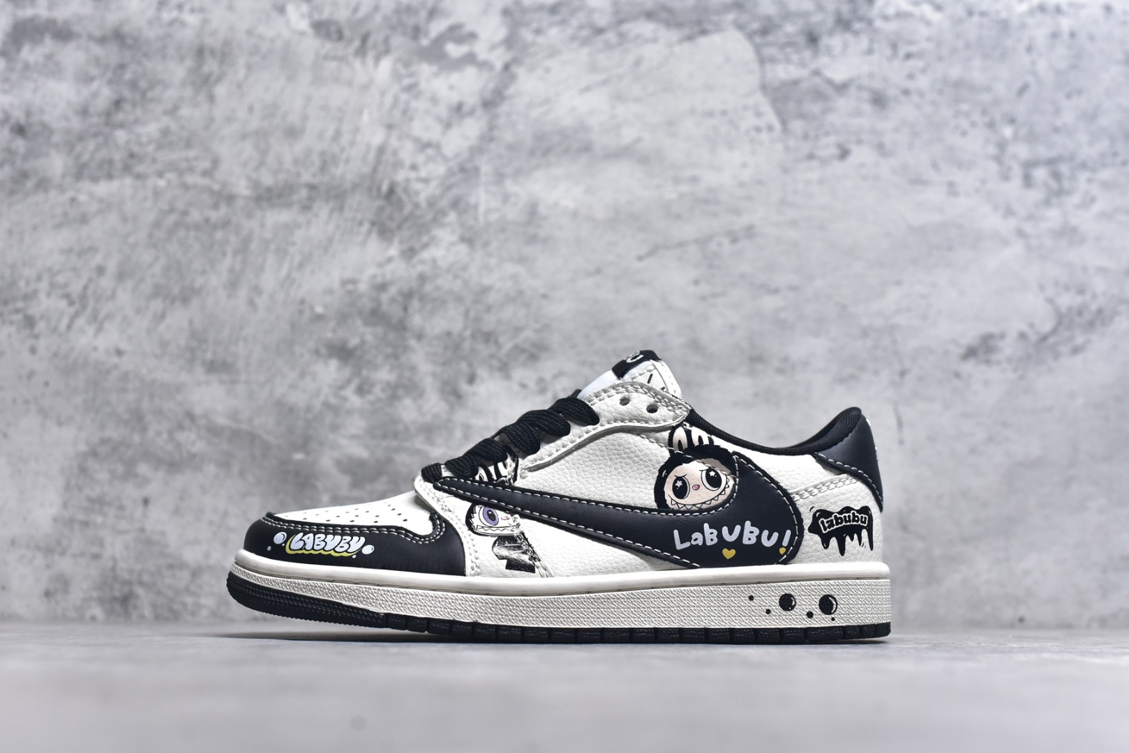 #海外爆款限量发售！Travis Scott x Fragment Design x Jordan Air Jordan 1 Low OG SP “米黑拉布布” 多方联名合作融合了Travi灰勾s Scott 独特的音乐风格，藤原浩个性的设计风格以及Jordan品牌的经典元素 使其成为一双具有独特身份和价值的鞋子 清新而立体的外观加上联名标识更突出了其独特身份 这种配色方案显示出活力和时尚感 在视觉上引人注目 鞋身的质感和细腻的细节处理使其显得高端而格调十足 这款“倒钩”联名是设计与创意完美结合 融合多方的个性风格是一款备受瞩目的潮流鞋款 低帮休闲板鞋 定制鞋盒 大厂纯原品质出货 超高清洁度 皮料切割干净无任何毛边 细节完美 货号：JW1188-161 尺码：36 36.5 37.5 38 38.5 39 40 40.5 41 42 42.5 43 44 44.5 45-选品中心