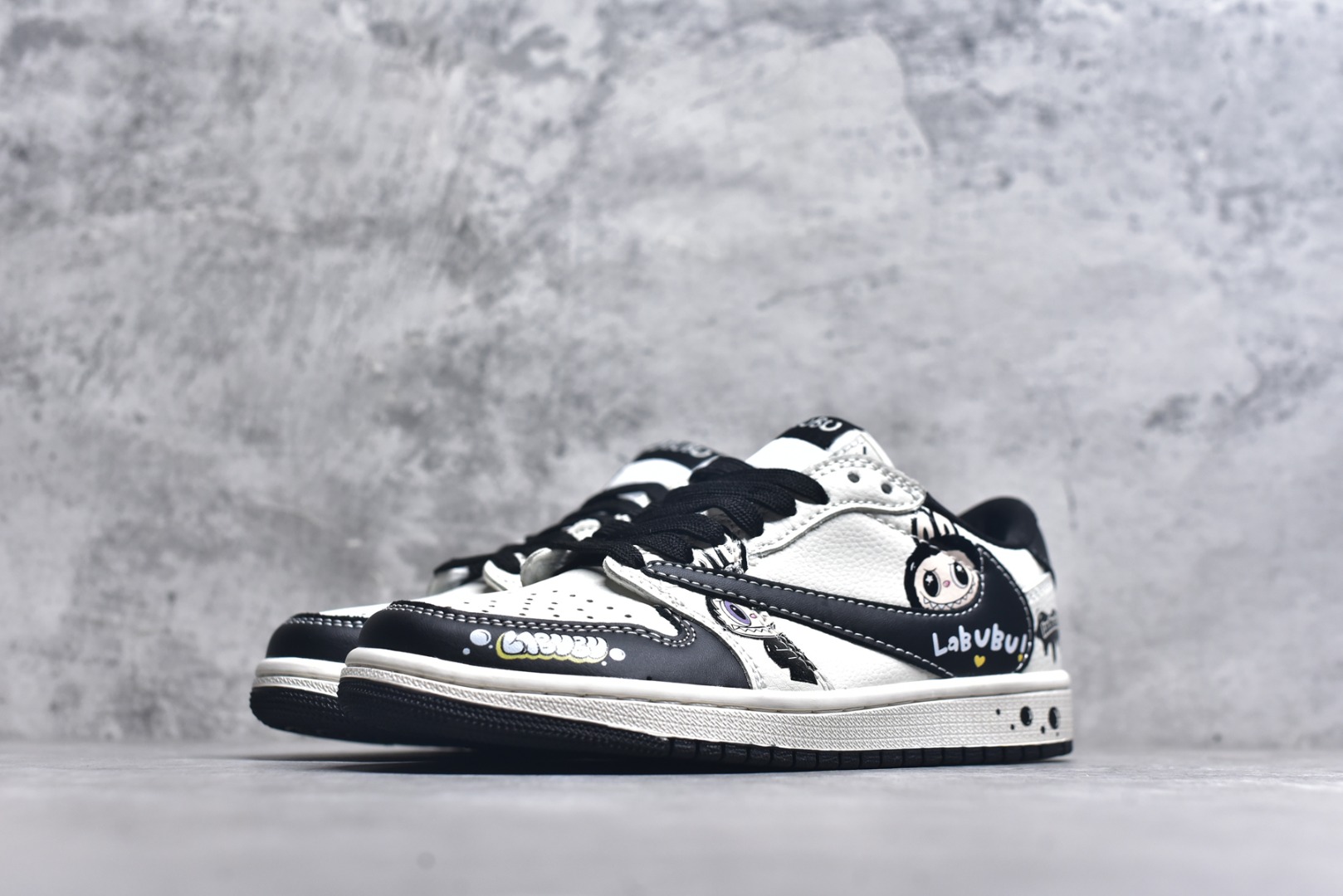 图片[2]-#海外爆款限量发售！Travis Scott x Fragment Design x Jordan Air Jordan 1 Low OG SP “米黑拉布布” 多方联名合作融合了Travi灰勾s Scott 独特的音乐风格，藤原浩个性的设计风格以及Jordan品牌的经典元素 使其成为一双具有独特身份和价值的鞋子 清新而立体的外观加上联名标识更突出了其独特身份 这种配色方案显示出活力和时尚感 在视觉上引人注目 鞋身的质感和细腻的细节处理使其显得高端而格调十足 这款“倒钩”联名是设计与创意完美结合 融合多方的个性风格是一款备受瞩目的潮流鞋款 低帮休闲板鞋 定制鞋盒 大厂纯原品质出货 超高清洁度 皮料切割干净无任何毛边 细节完美 货号：JW1188-161 尺码：36 36.5 37.5 38 38.5 39 40 40.5 41 42 42.5 43 44 44.5 45-选品中心