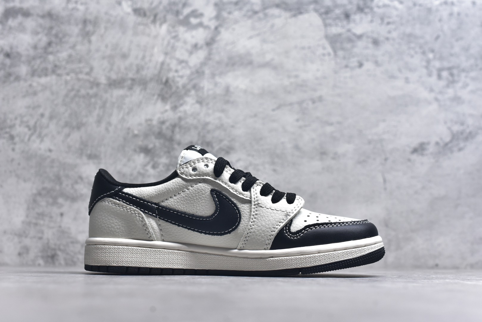 图片[3]-#海外爆款限量发售！Travis Scott x Fragment Design x Jordan Air Jordan 1 Low OG SP “米黑拉布布” 多方联名合作融合了Travi灰勾s Scott 独特的音乐风格，藤原浩个性的设计风格以及Jordan品牌的经典元素 使其成为一双具有独特身份和价值的鞋子 清新而立体的外观加上联名标识更突出了其独特身份 这种配色方案显示出活力和时尚感 在视觉上引人注目 鞋身的质感和细腻的细节处理使其显得高端而格调十足 这款“倒钩”联名是设计与创意完美结合 融合多方的个性风格是一款备受瞩目的潮流鞋款 低帮休闲板鞋 定制鞋盒 大厂纯原品质出货 超高清洁度 皮料切割干净无任何毛边 细节完美 货号：JW1188-161 尺码：36 36.5 37.5 38 38.5 39 40 40.5 41 42 42.5 43 44 44.5 45-选品中心
