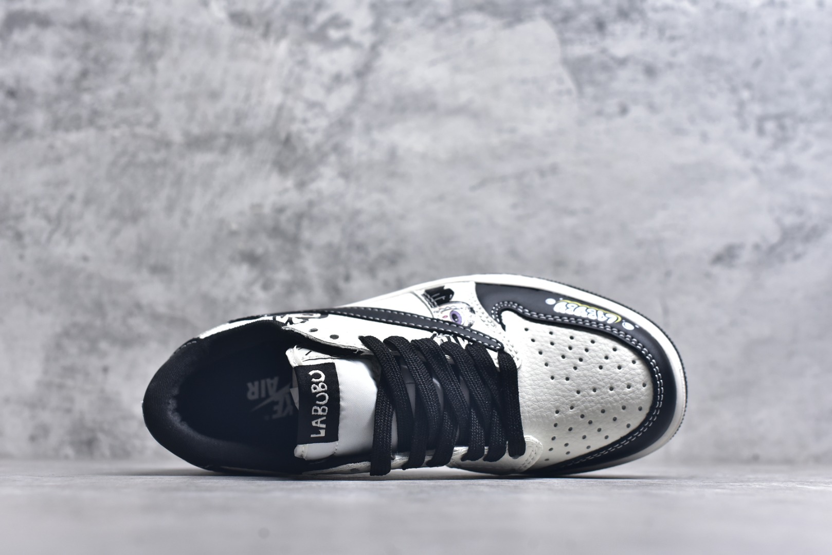 图片[4]-#海外爆款限量发售！Travis Scott x Fragment Design x Jordan Air Jordan 1 Low OG SP “米黑拉布布” 多方联名合作融合了Travi灰勾s Scott 独特的音乐风格，藤原浩个性的设计风格以及Jordan品牌的经典元素 使其成为一双具有独特身份和价值的鞋子 清新而立体的外观加上联名标识更突出了其独特身份 这种配色方案显示出活力和时尚感 在视觉上引人注目 鞋身的质感和细腻的细节处理使其显得高端而格调十足 这款“倒钩”联名是设计与创意完美结合 融合多方的个性风格是一款备受瞩目的潮流鞋款 低帮休闲板鞋 定制鞋盒 大厂纯原品质出货 超高清洁度 皮料切割干净无任何毛边 细节完美 货号：JW1188-161 尺码：36 36.5 37.5 38 38.5 39 40 40.5 41 42 42.5 43 44 44.5 45-选品中心