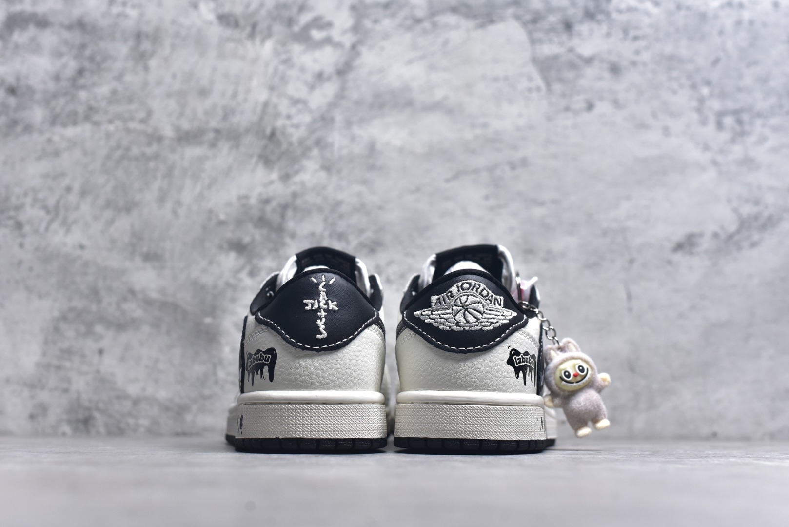 图片[5]-#海外爆款限量发售！Travis Scott x Fragment Design x Jordan Air Jordan 1 Low OG SP “米黑拉布布” 多方联名合作融合了Travi灰勾s Scott 独特的音乐风格，藤原浩个性的设计风格以及Jordan品牌的经典元素 使其成为一双具有独特身份和价值的鞋子 清新而立体的外观加上联名标识更突出了其独特身份 这种配色方案显示出活力和时尚感 在视觉上引人注目 鞋身的质感和细腻的细节处理使其显得高端而格调十足 这款“倒钩”联名是设计与创意完美结合 融合多方的个性风格是一款备受瞩目的潮流鞋款 低帮休闲板鞋 定制鞋盒 大厂纯原品质出货 超高清洁度 皮料切割干净无任何毛边 细节完美 货号：JW1188-161 尺码：36 36.5 37.5 38 38.5 39 40 40.5 41 42 42.5 43 44 44.5 45-选品中心