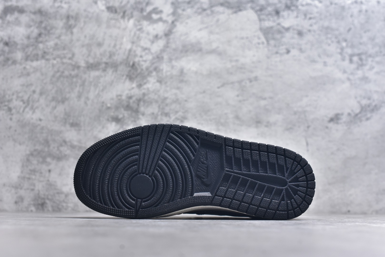 图片[6]-#海外爆款限量发售！Travis Scott x Fragment Design x Jordan Air Jordan 1 Low OG SP “米黑拉布布” 多方联名合作融合了Travi灰勾s Scott 独特的音乐风格，藤原浩个性的设计风格以及Jordan品牌的经典元素 使其成为一双具有独特身份和价值的鞋子 清新而立体的外观加上联名标识更突出了其独特身份 这种配色方案显示出活力和时尚感 在视觉上引人注目 鞋身的质感和细腻的细节处理使其显得高端而格调十足 这款“倒钩”联名是设计与创意完美结合 融合多方的个性风格是一款备受瞩目的潮流鞋款 低帮休闲板鞋 定制鞋盒 大厂纯原品质出货 超高清洁度 皮料切割干净无任何毛边 细节完美 货号：JW1188-161 尺码：36 36.5 37.5 38 38.5 39 40 40.5 41 42 42.5 43 44 44.5 45-选品中心