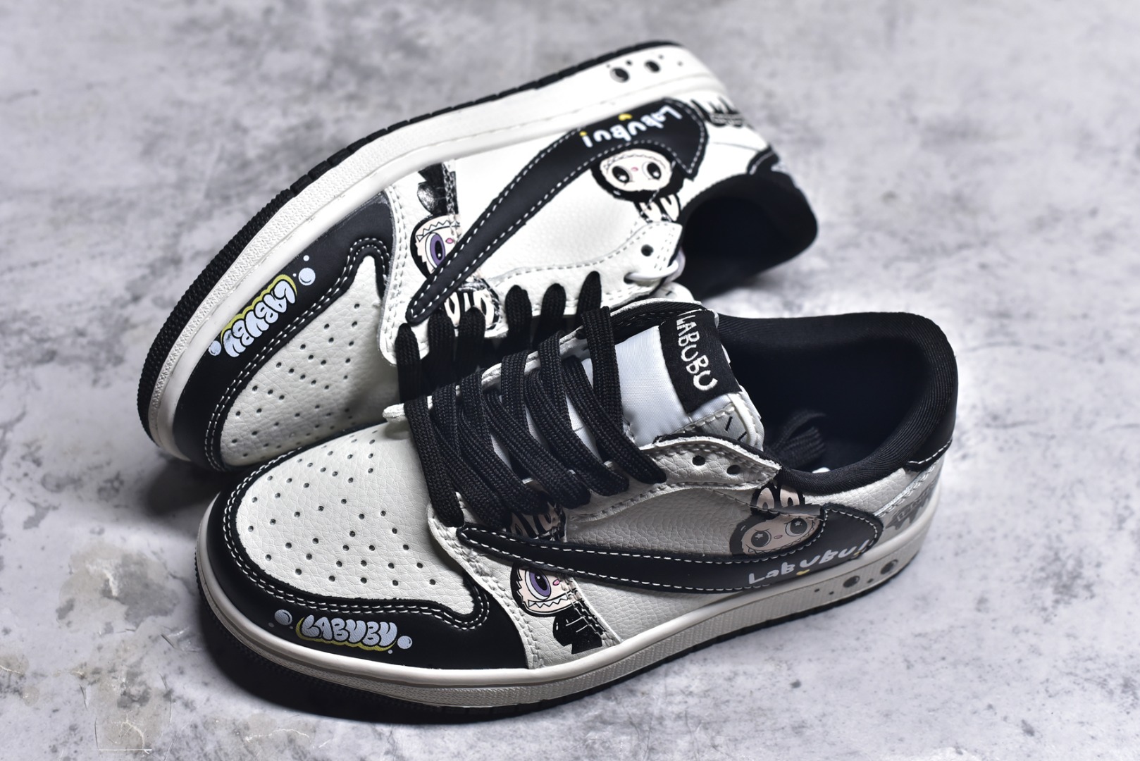 图片[7]-#海外爆款限量发售！Travis Scott x Fragment Design x Jordan Air Jordan 1 Low OG SP “米黑拉布布” 多方联名合作融合了Travi灰勾s Scott 独特的音乐风格，藤原浩个性的设计风格以及Jordan品牌的经典元素 使其成为一双具有独特身份和价值的鞋子 清新而立体的外观加上联名标识更突出了其独特身份 这种配色方案显示出活力和时尚感 在视觉上引人注目 鞋身的质感和细腻的细节处理使其显得高端而格调十足 这款“倒钩”联名是设计与创意完美结合 融合多方的个性风格是一款备受瞩目的潮流鞋款 低帮休闲板鞋 定制鞋盒 大厂纯原品质出货 超高清洁度 皮料切割干净无任何毛边 细节完美 货号：JW1188-161 尺码：36 36.5 37.5 38 38.5 39 40 40.5 41 42 42.5 43 44 44.5 45-选品中心