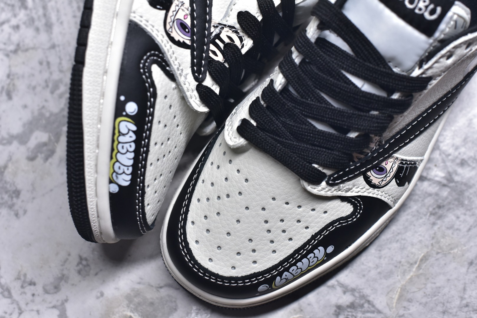 图片[8]-#海外爆款限量发售！Travis Scott x Fragment Design x Jordan Air Jordan 1 Low OG SP “米黑拉布布” 多方联名合作融合了Travi灰勾s Scott 独特的音乐风格，藤原浩个性的设计风格以及Jordan品牌的经典元素 使其成为一双具有独特身份和价值的鞋子 清新而立体的外观加上联名标识更突出了其独特身份 这种配色方案显示出活力和时尚感 在视觉上引人注目 鞋身的质感和细腻的细节处理使其显得高端而格调十足 这款“倒钩”联名是设计与创意完美结合 融合多方的个性风格是一款备受瞩目的潮流鞋款 低帮休闲板鞋 定制鞋盒 大厂纯原品质出货 超高清洁度 皮料切割干净无任何毛边 细节完美 货号：JW1188-161 尺码：36 36.5 37.5 38 38.5 39 40 40.5 41 42 42.5 43 44 44.5 45-选品中心