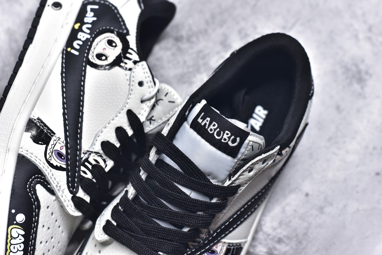 图片[9]-#海外爆款限量发售！Travis Scott x Fragment Design x Jordan Air Jordan 1 Low OG SP “米黑拉布布” 多方联名合作融合了Travi灰勾s Scott 独特的音乐风格，藤原浩个性的设计风格以及Jordan品牌的经典元素 使其成为一双具有独特身份和价值的鞋子 清新而立体的外观加上联名标识更突出了其独特身份 这种配色方案显示出活力和时尚感 在视觉上引人注目 鞋身的质感和细腻的细节处理使其显得高端而格调十足 这款“倒钩”联名是设计与创意完美结合 融合多方的个性风格是一款备受瞩目的潮流鞋款 低帮休闲板鞋 定制鞋盒 大厂纯原品质出货 超高清洁度 皮料切割干净无任何毛边 细节完美 货号：JW1188-161 尺码：36 36.5 37.5 38 38.5 39 40 40.5 41 42 42.5 43 44 44.5 45-选品中心