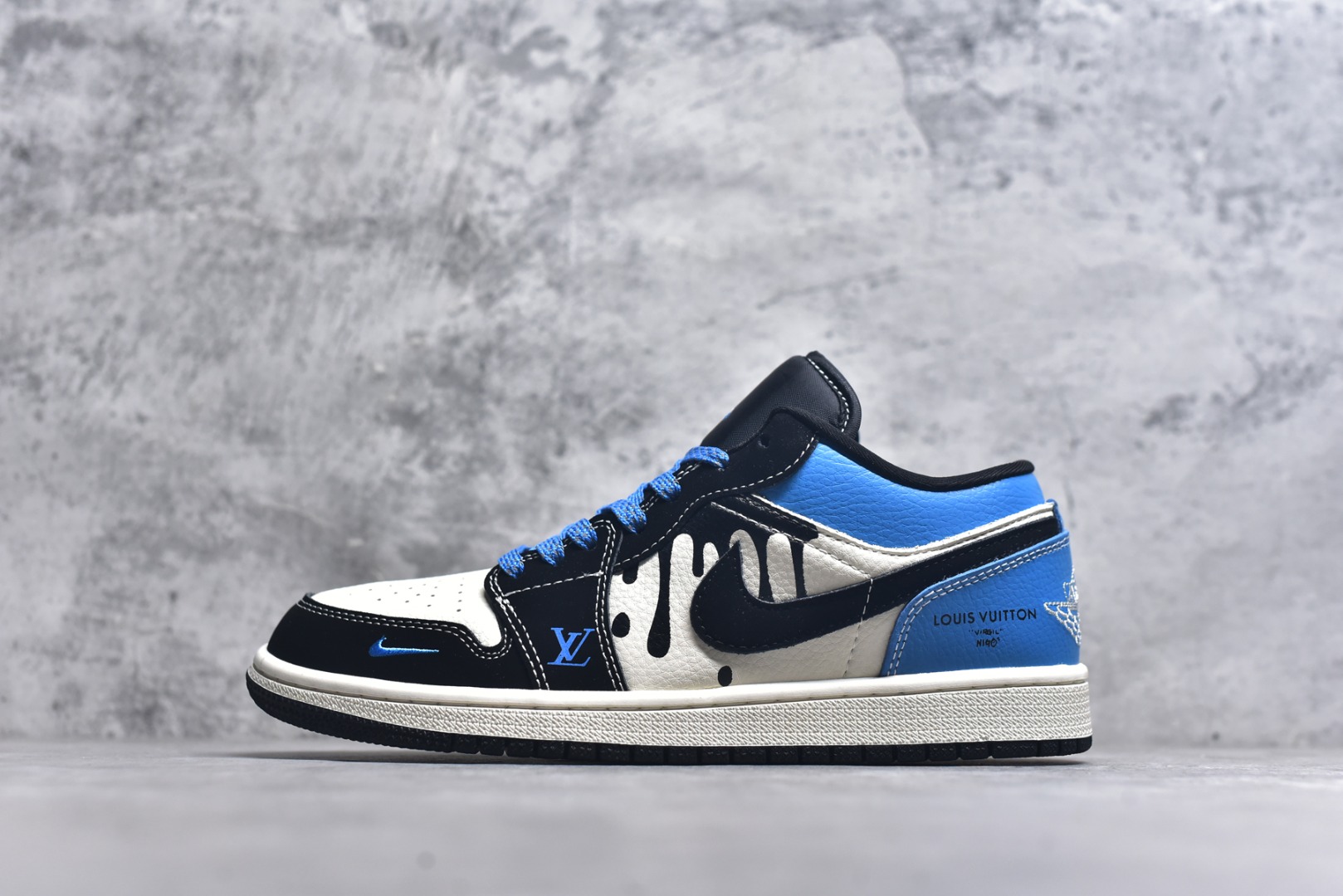 #海外爆款限量发售！Nike Jordan Air Jordan 1 “LV联名——创意米黑蓝” 高端定制 乔丹低帮休闲板鞋 大厂纯原品质出货 纯正版型 定制鞋盒 皮料切割干净无任何毛边 细节完美 超高清洁度 货号：QJ2025-001 尺码：36 36.5 37.5 38 38.5 39 40 40.5 41 42 42.5 43 44 44.5 45-选品中心