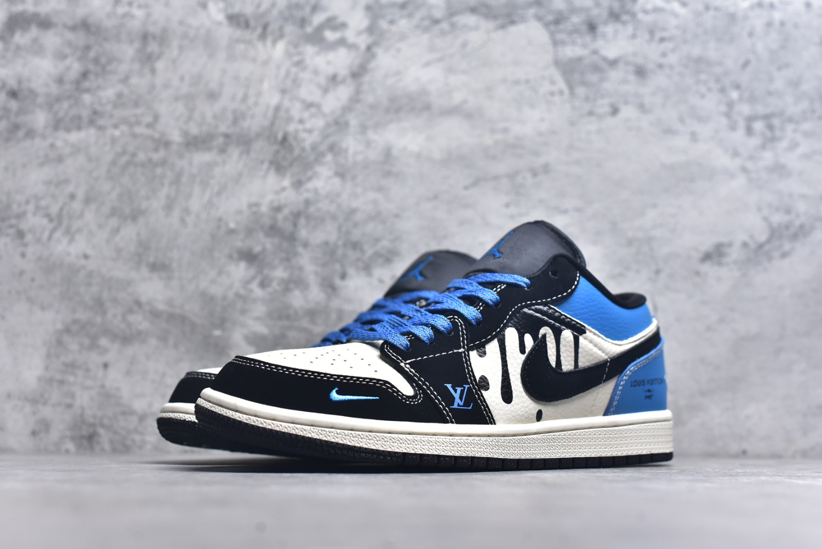 图片[2]-#海外爆款限量发售！Nike Jordan Air Jordan 1 “LV联名——创意米黑蓝” 高端定制 乔丹低帮休闲板鞋 大厂纯原品质出货 纯正版型 定制鞋盒 皮料切割干净无任何毛边 细节完美 超高清洁度 货号：QJ2025-001 尺码：36 36.5 37.5 38 38.5 39 40 40.5 41 42 42.5 43 44 44.5 45-选品中心