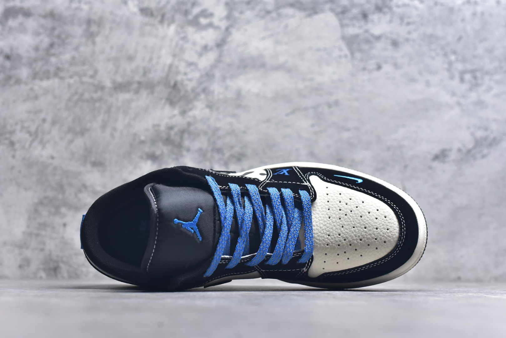 图片[4]-#海外爆款限量发售！Nike Jordan Air Jordan 1 “LV联名——创意米黑蓝” 高端定制 乔丹低帮休闲板鞋 大厂纯原品质出货 纯正版型 定制鞋盒 皮料切割干净无任何毛边 细节完美 超高清洁度 货号：QJ2025-001 尺码：36 36.5 37.5 38 38.5 39 40 40.5 41 42 42.5 43 44 44.5 45-选品中心