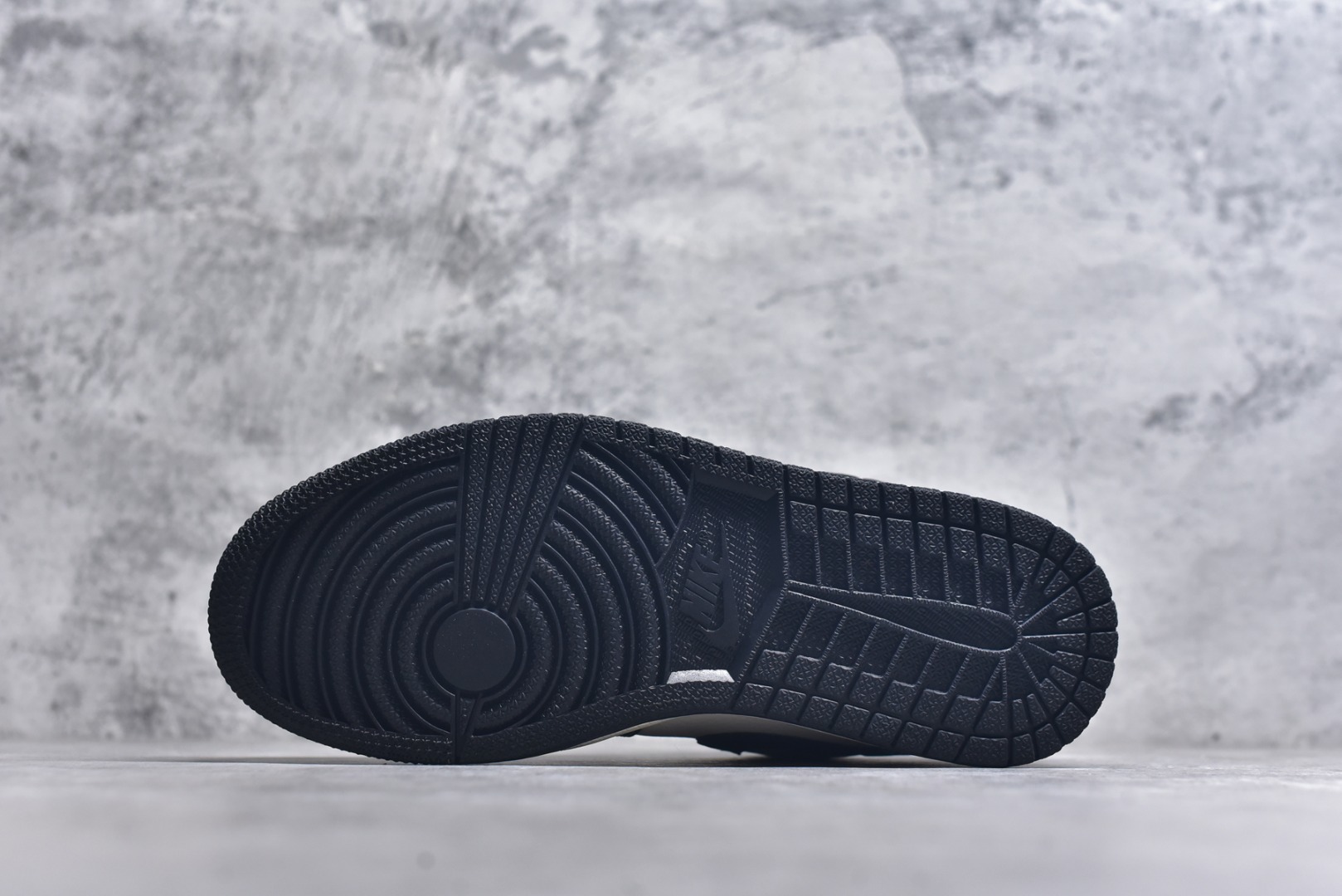 图片[6]-#海外爆款限量发售！Nike Jordan Air Jordan 1 “LV联名——创意米黑蓝” 高端定制 乔丹低帮休闲板鞋 大厂纯原品质出货 纯正版型 定制鞋盒 皮料切割干净无任何毛边 细节完美 超高清洁度 货号：QJ2025-001 尺码：36 36.5 37.5 38 38.5 39 40 40.5 41 42 42.5 43 44 44.5 45-选品中心