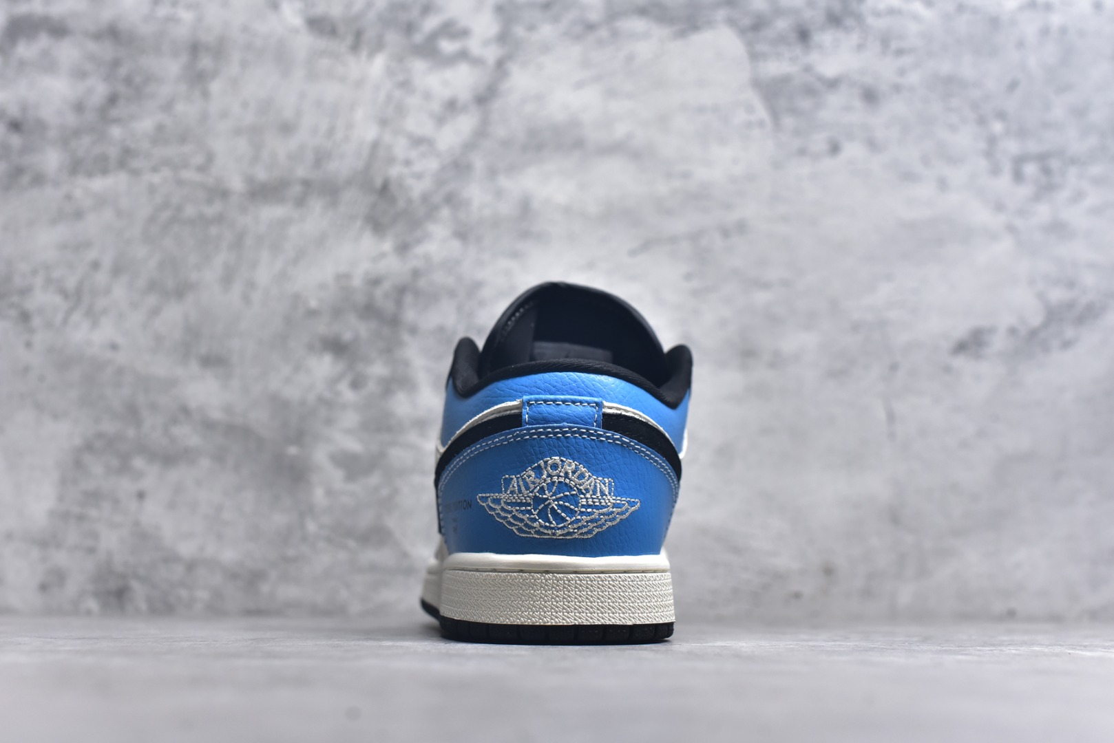 图片[5]-#海外爆款限量发售！Nike Jordan Air Jordan 1 “LV联名——创意米黑蓝” 高端定制 乔丹低帮休闲板鞋 大厂纯原品质出货 纯正版型 定制鞋盒 皮料切割干净无任何毛边 细节完美 超高清洁度 货号：QJ2025-001 尺码：36 36.5 37.5 38 38.5 39 40 40.5 41 42 42.5 43 44 44.5 45-选品中心