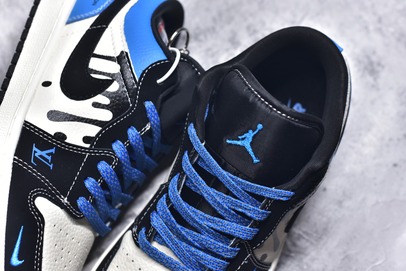 图片[9]-#海外爆款限量发售！Nike Jordan Air Jordan 1 “LV联名——创意米黑蓝” 高端定制 乔丹低帮休闲板鞋 大厂纯原品质出货 纯正版型 定制鞋盒 皮料切割干净无任何毛边 细节完美 超高清洁度 货号：QJ2025-001 尺码：36 36.5 37.5 38 38.5 39 40 40.5 41 42 42.5 43 44 44.5 45-选品中心