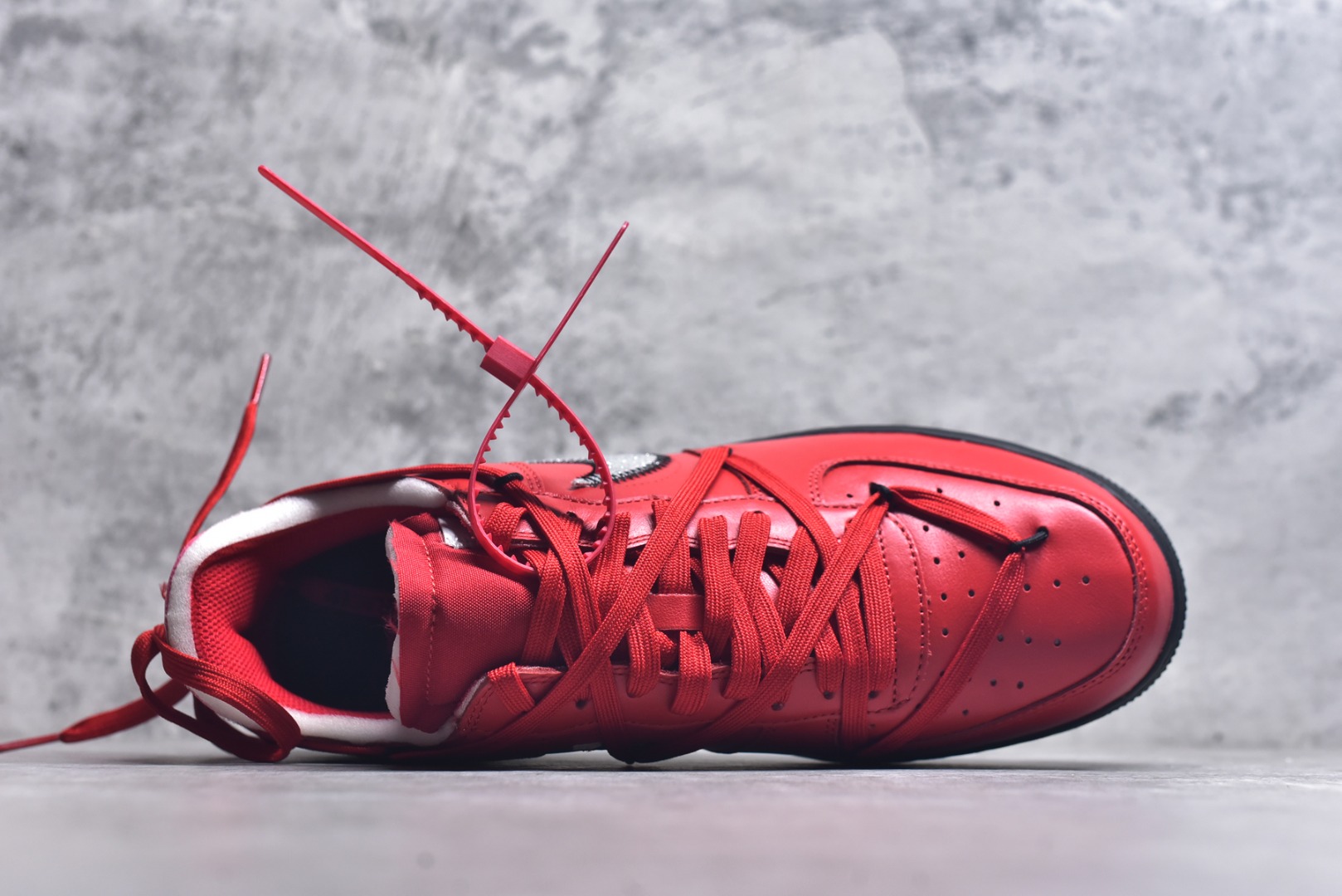 图片[4]-#Off-White x NK Air Force 1 \”Red\” 空军一号 OW联名红色艺术馆 DD1876-600 全套原‮原楦‬纸版开发 越南原‮大装‬底 重金采购原厂Prime Asia贝利进口皮料 内侧标语字体三段大小 原厂油墨加持 色泽亮度 高频效果一致 全鞋电脑针车 工整有序 视觉效果满分 原厂拉帮手法 标准四线 密度针距针孔大小控制到位 原装反口里网布海绵 正确卡色网眼大小 原厂港宝加持完美还原灵魂版型 原盒原配从里到外百分百还原 内置Sole气垫 中底白色背胶 尺码：36 36.5 37.5 38 38.5 39 40 40.5 41 42 42.5 43 44 44.5 45 46 47.5 48.5-选品中心