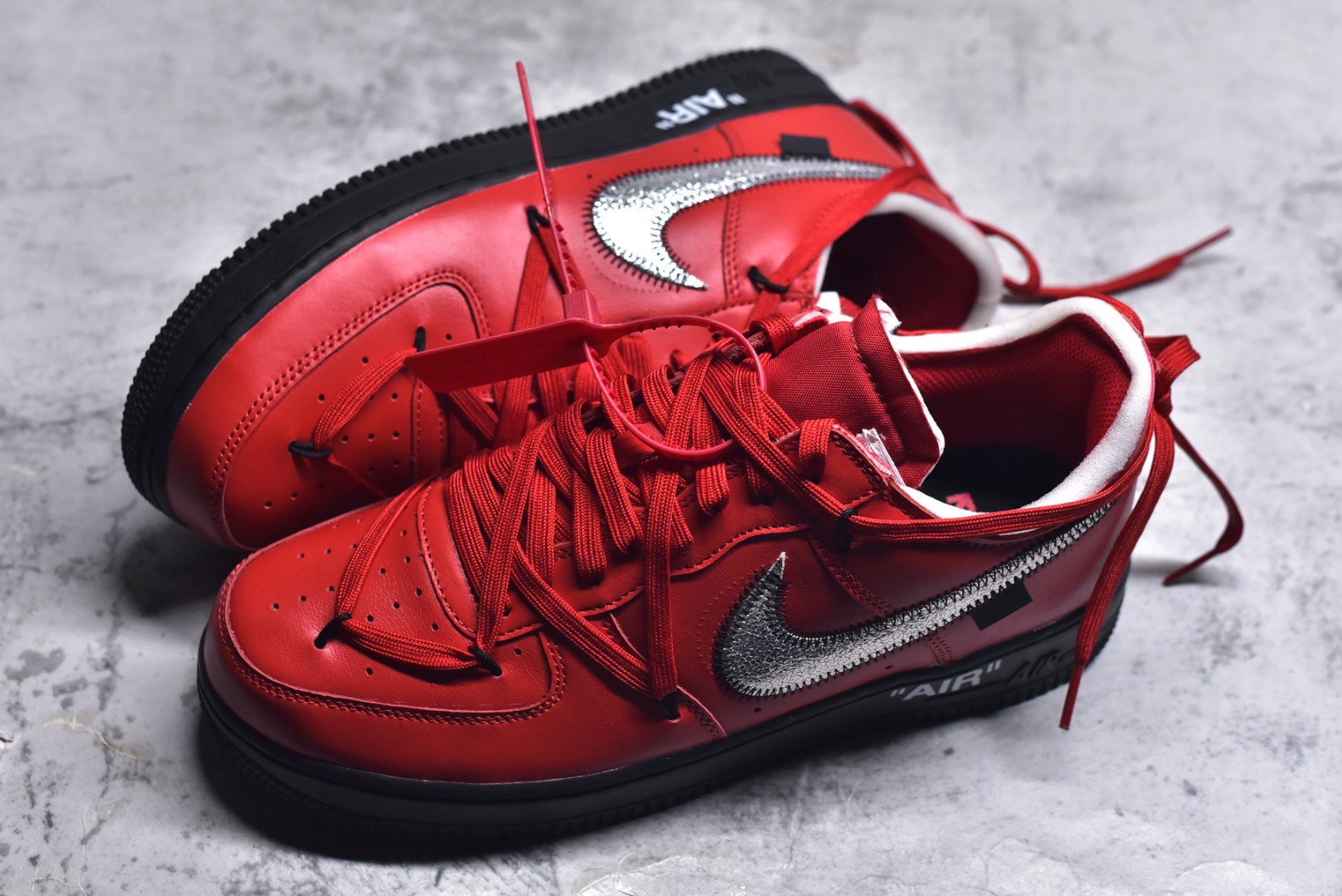 图片[7]-#Off-White x NK Air Force 1 \”Red\” 空军一号 OW联名红色艺术馆 DD1876-600 全套原‮原楦‬纸版开发 越南原‮大装‬底 重金采购原厂Prime Asia贝利进口皮料 内侧标语字体三段大小 原厂油墨加持 色泽亮度 高频效果一致 全鞋电脑针车 工整有序 视觉效果满分 原厂拉帮手法 标准四线 密度针距针孔大小控制到位 原装反口里网布海绵 正确卡色网眼大小 原厂港宝加持完美还原灵魂版型 原盒原配从里到外百分百还原 内置Sole气垫 中底白色背胶 尺码：36 36.5 37.5 38 38.5 39 40 40.5 41 42 42.5 43 44 44.5 45 46 47.5 48.5-选品中心