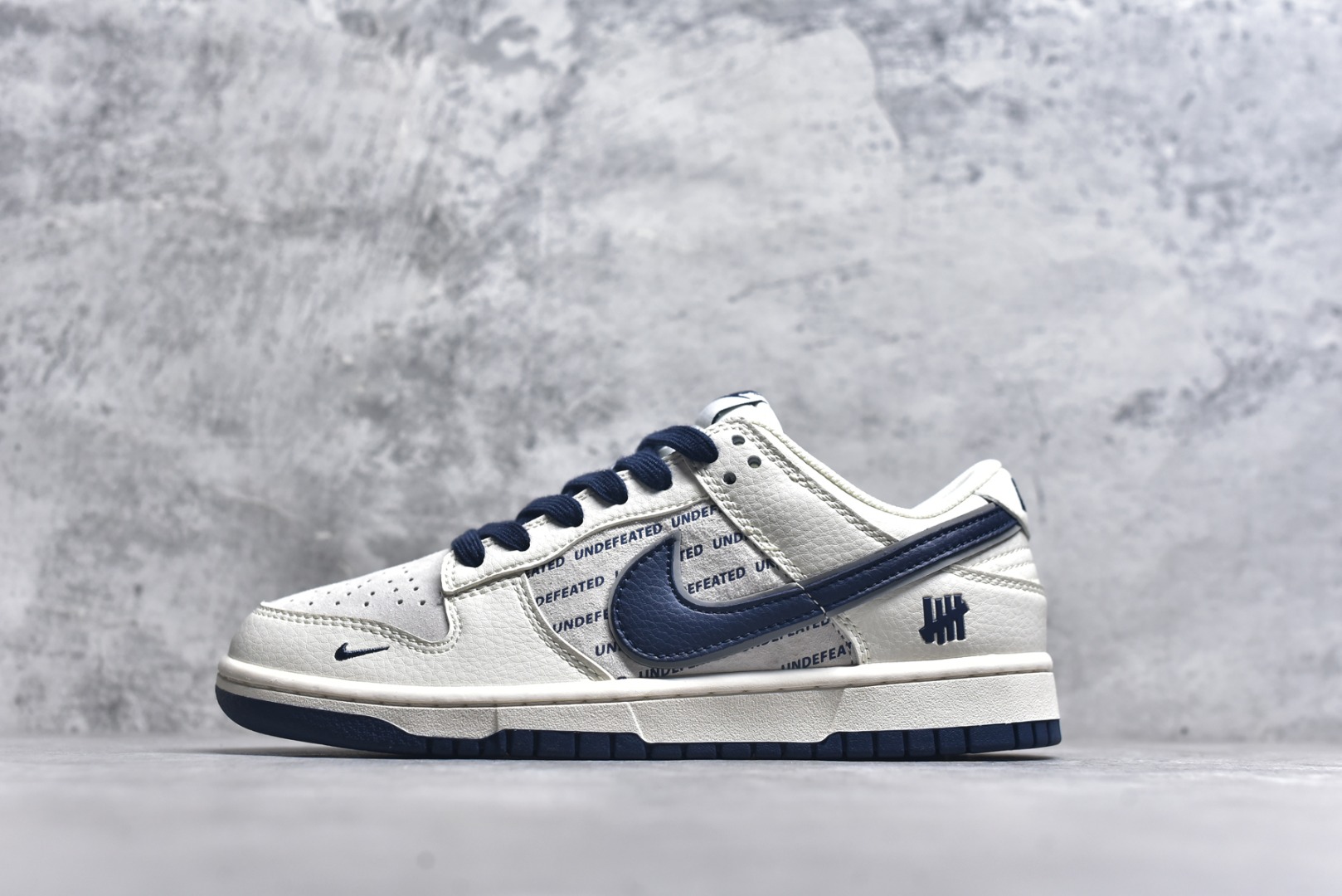 #Nk SB Dunk Low UN联名-英文藏蓝底 周年高端定制 低帮休闲板鞋 XX2026-666 #定制鞋盒 大厂纯原品质出货 超高清洁度 皮料切割干净无任何毛边 细节完美 尺码：36 36.5 37.5 38 38.5 39 40 40.5 41 42 42.5 43 44 44.5 45 9.E5-选品中心