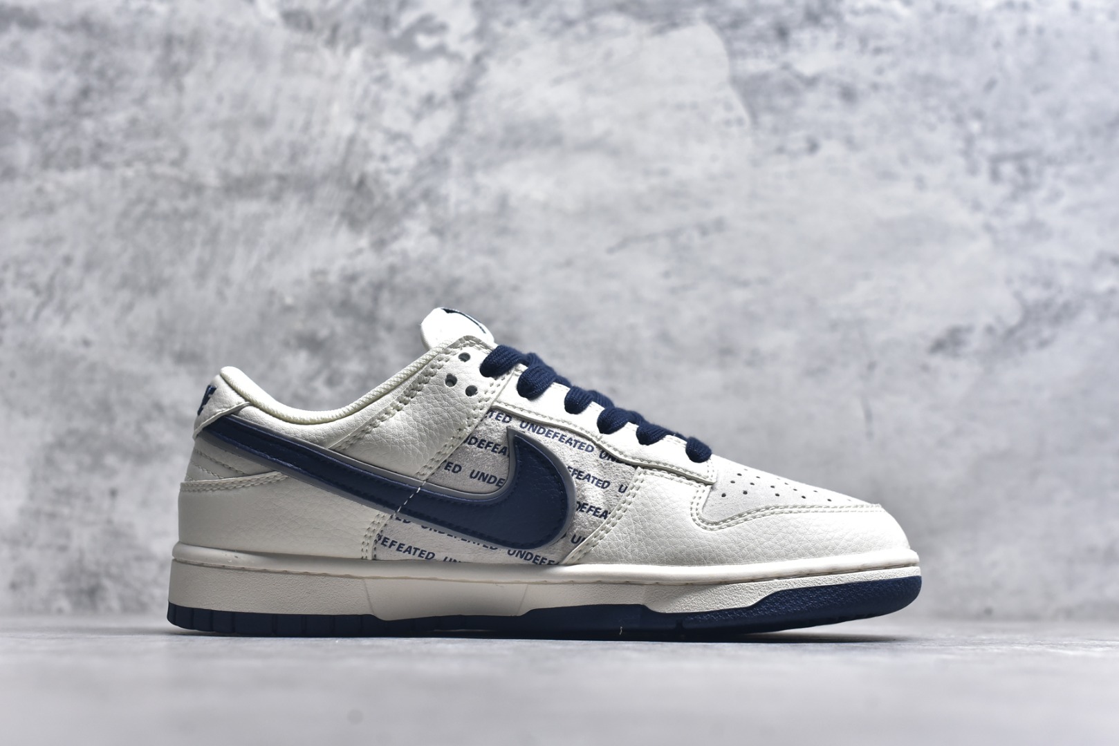 图片[3]-#Nk SB Dunk Low UN联名-英文藏蓝底 周年高端定制 低帮休闲板鞋 XX2026-666 #定制鞋盒 大厂纯原品质出货 超高清洁度 皮料切割干净无任何毛边 细节完美 尺码：36 36.5 37.5 38 38.5 39 40 40.5 41 42 42.5 43 44 44.5 45 9.E5-选品中心