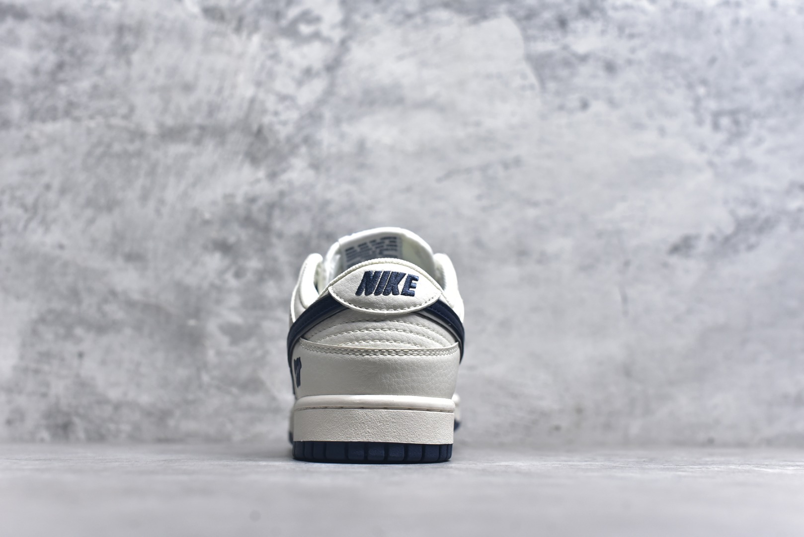 图片[5]-#Nk SB Dunk Low UN联名-英文藏蓝底 周年高端定制 低帮休闲板鞋 XX2026-666 #定制鞋盒 大厂纯原品质出货 超高清洁度 皮料切割干净无任何毛边 细节完美 尺码：36 36.5 37.5 38 38.5 39 40 40.5 41 42 42.5 43 44 44.5 45 9.E5-选品中心