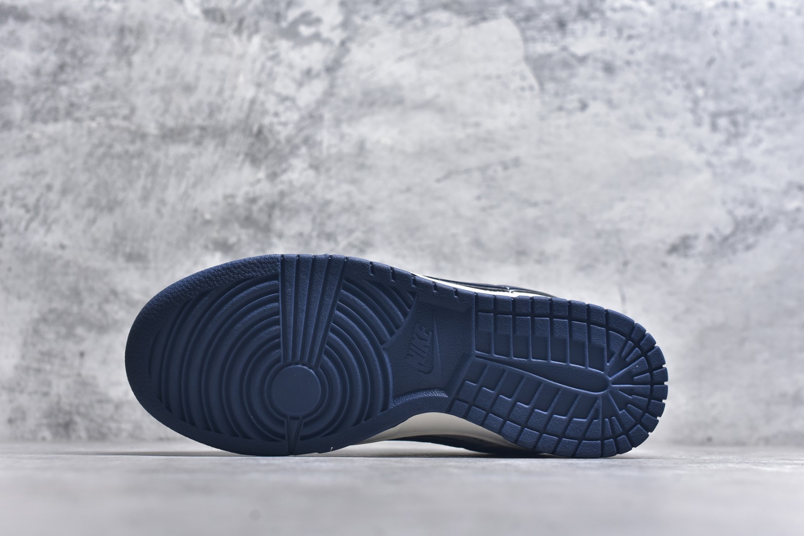 图片[6]-#Nk SB Dunk Low UN联名-英文藏蓝底 周年高端定制 低帮休闲板鞋 XX2026-666 #定制鞋盒 大厂纯原品质出货 超高清洁度 皮料切割干净无任何毛边 细节完美 尺码：36 36.5 37.5 38 38.5 39 40 40.5 41 42 42.5 43 44 44.5 45 9.E5-选品中心