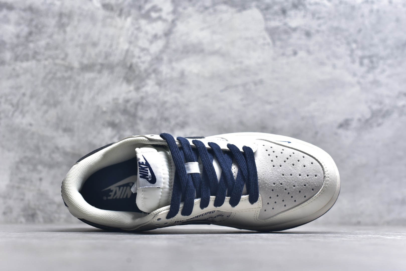 图片[4]-#Nk SB Dunk Low UN联名-英文藏蓝底 周年高端定制 低帮休闲板鞋 XX2026-666 #定制鞋盒 大厂纯原品质出货 超高清洁度 皮料切割干净无任何毛边 细节完美 尺码：36 36.5 37.5 38 38.5 39 40 40.5 41 42 42.5 43 44 44.5 45 9.E5-选品中心