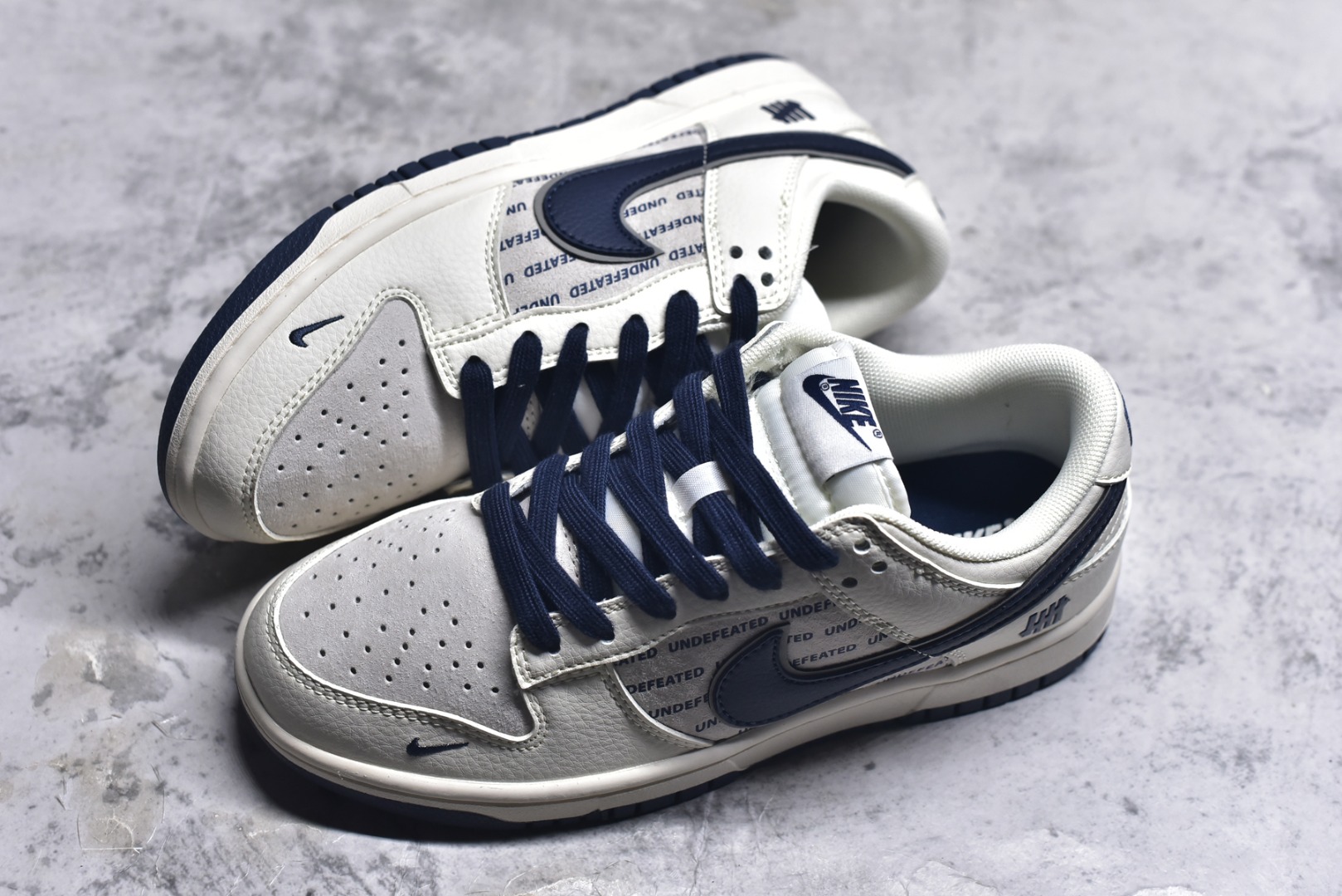 图片[7]-#Nk SB Dunk Low UN联名-英文藏蓝底 周年高端定制 低帮休闲板鞋 XX2026-666 #定制鞋盒 大厂纯原品质出货 超高清洁度 皮料切割干净无任何毛边 细节完美 尺码：36 36.5 37.5 38 38.5 39 40 40.5 41 42 42.5 43 44 44.5 45 9.E5-选品中心