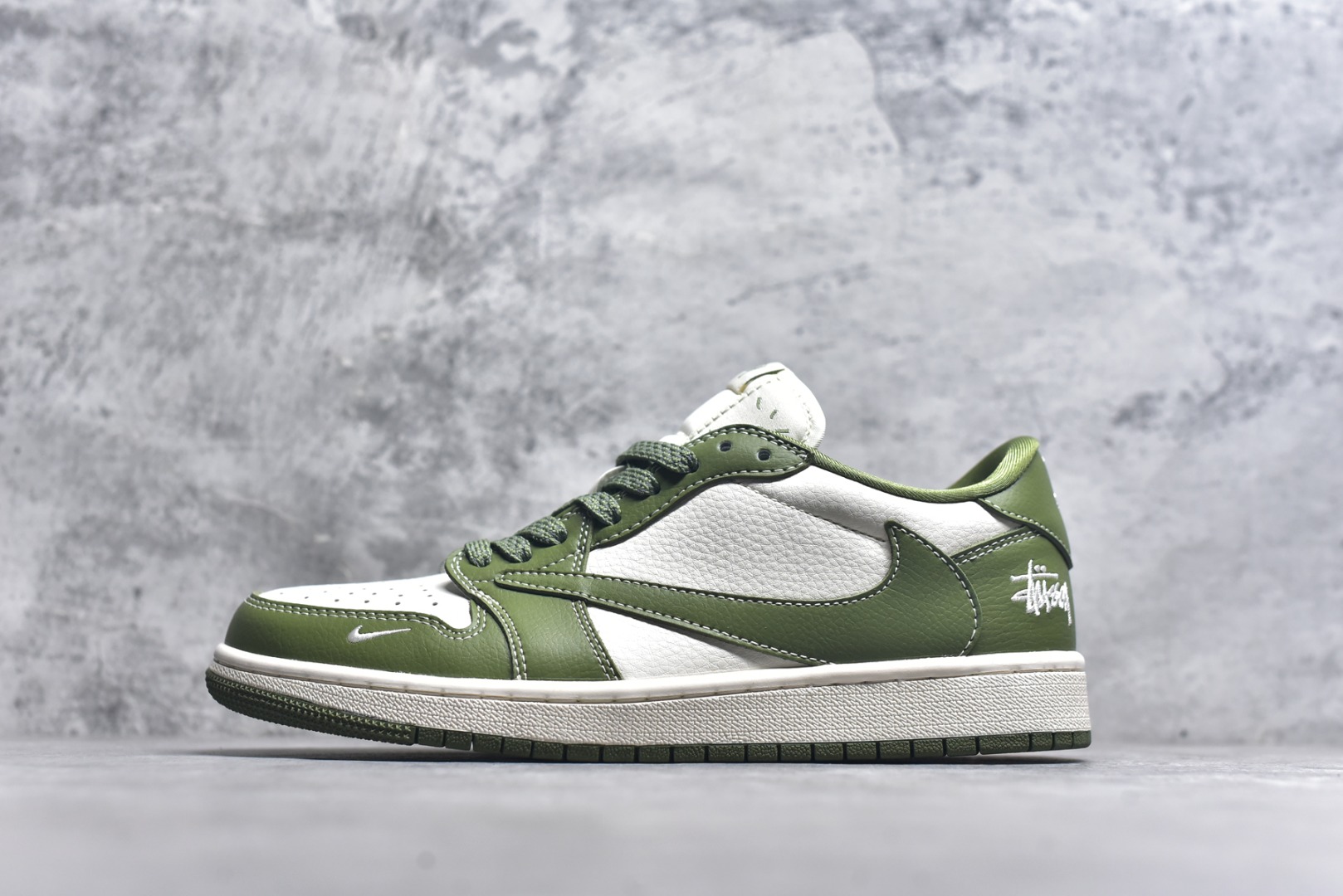 #Travis Scott x Fragment Design x Air Jordan 1 Low OG SP AJ1 斯图西联名 青竹绿 低帮文化休闲板鞋 BB1199-201 #多方联名合作融合了Travis Scott 独特的音乐风格，藤原浩个性的设计风格以及Jordan品牌的经典元素 使其成为一双具有独特身份和价值的鞋子 清新而立体的外观加上联名标识更突出了其独特身份 这种配色方案显示出活力和时尚感 在视觉上引人注目 鞋身的质感和细腻的细节处理使其显得高端而格调十足 这款“倒钩”联名是设计与创意完美结合 融合多方的个性风格是一款备受瞩目的潮流鞋款 尺码：36 36.5 37.5 38 38.5 39 40 40.5 41 42 42.5 43 44 44.5 45 9.E5-选品中心