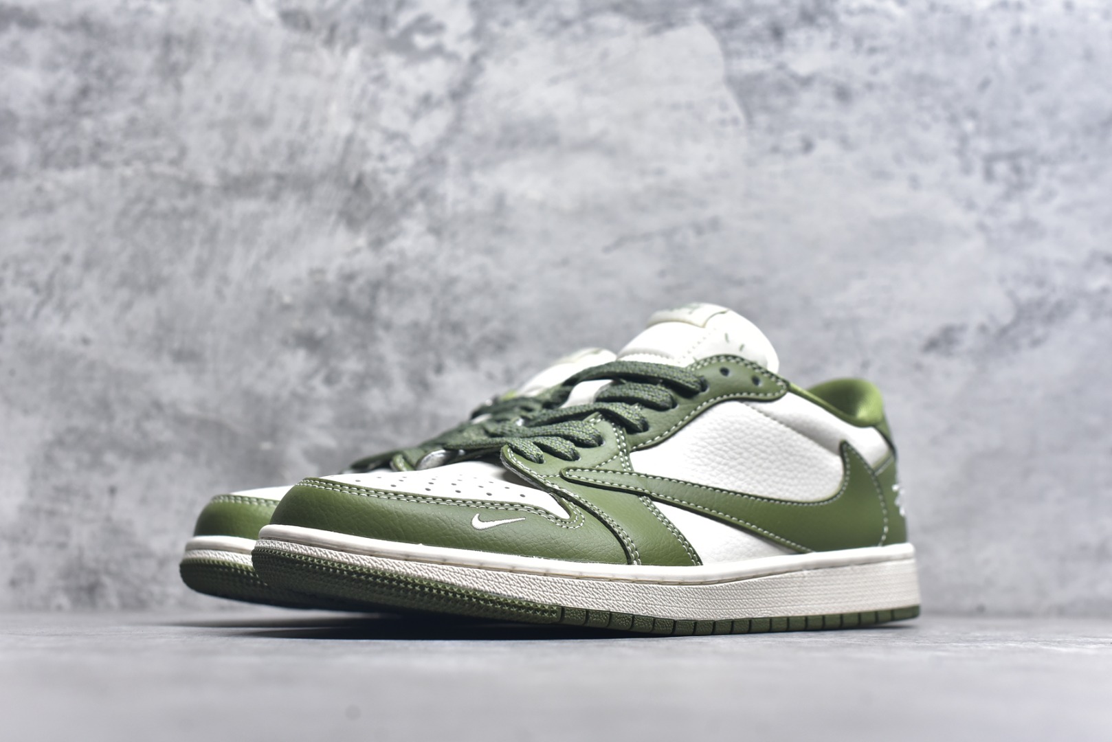 图片[2]-#Travis Scott x Fragment Design x Air Jordan 1 Low OG SP AJ1 斯图西联名 青竹绿 低帮文化休闲板鞋 BB1199-201 #多方联名合作融合了Travis Scott 独特的音乐风格，藤原浩个性的设计风格以及Jordan品牌的经典元素 使其成为一双具有独特身份和价值的鞋子 清新而立体的外观加上联名标识更突出了其独特身份 这种配色方案显示出活力和时尚感 在视觉上引人注目 鞋身的质感和细腻的细节处理使其显得高端而格调十足 这款“倒钩”联名是设计与创意完美结合 融合多方的个性风格是一款备受瞩目的潮流鞋款 尺码：36 36.5 37.5 38 38.5 39 40 40.5 41 42 42.5 43 44 44.5 45 9.E5-选品中心