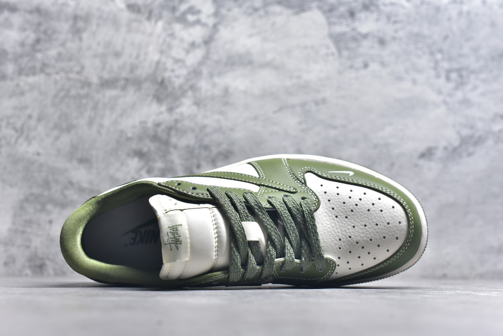 图片[4]-#Travis Scott x Fragment Design x Air Jordan 1 Low OG SP AJ1 斯图西联名 青竹绿 低帮文化休闲板鞋 BB1199-201 #多方联名合作融合了Travis Scott 独特的音乐风格，藤原浩个性的设计风格以及Jordan品牌的经典元素 使其成为一双具有独特身份和价值的鞋子 清新而立体的外观加上联名标识更突出了其独特身份 这种配色方案显示出活力和时尚感 在视觉上引人注目 鞋身的质感和细腻的细节处理使其显得高端而格调十足 这款“倒钩”联名是设计与创意完美结合 融合多方的个性风格是一款备受瞩目的潮流鞋款 尺码：36 36.5 37.5 38 38.5 39 40 40.5 41 42 42.5 43 44 44.5 45 9.E5-选品中心