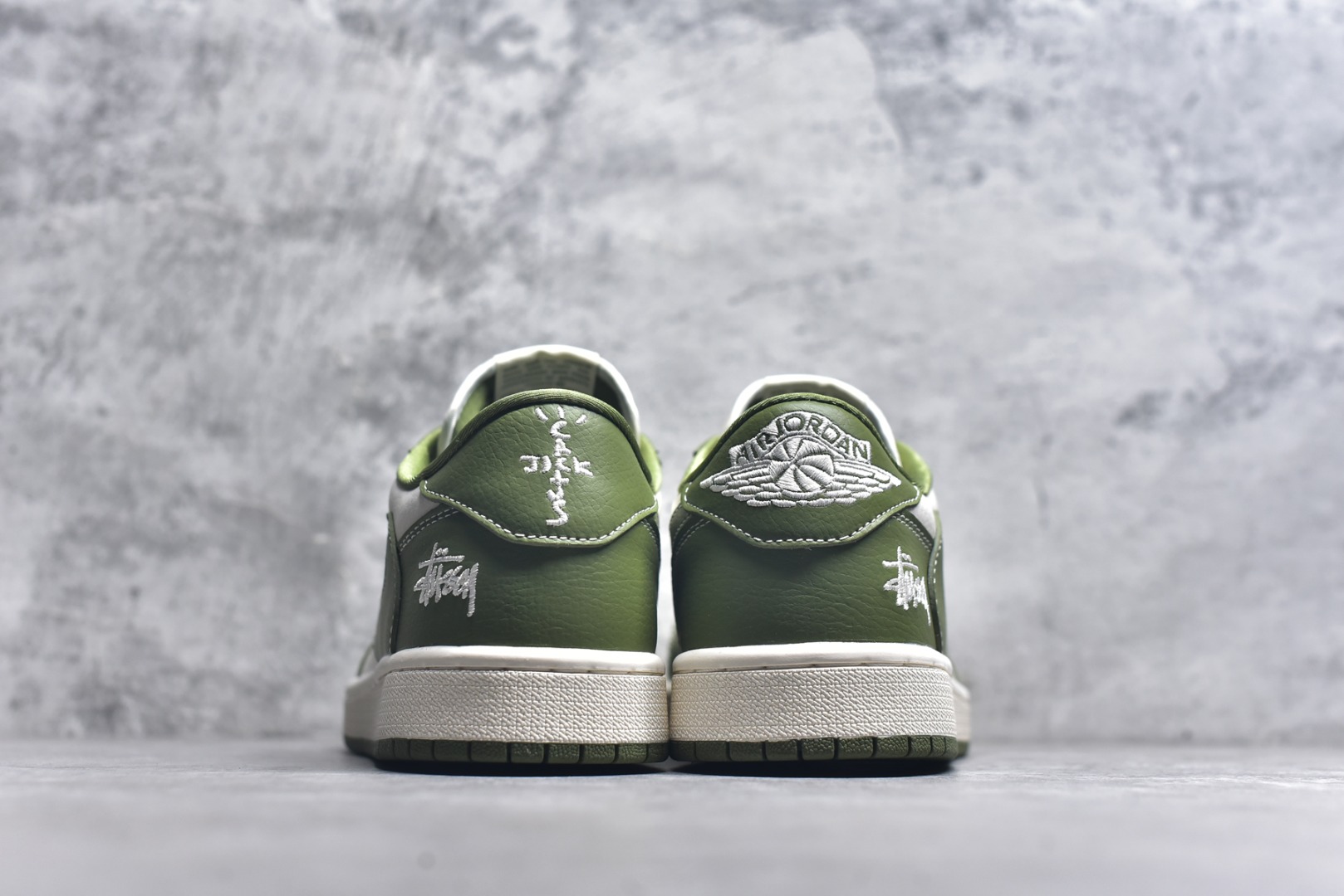 图片[5]-#Travis Scott x Fragment Design x Air Jordan 1 Low OG SP AJ1 斯图西联名 青竹绿 低帮文化休闲板鞋 BB1199-201 #多方联名合作融合了Travis Scott 独特的音乐风格，藤原浩个性的设计风格以及Jordan品牌的经典元素 使其成为一双具有独特身份和价值的鞋子 清新而立体的外观加上联名标识更突出了其独特身份 这种配色方案显示出活力和时尚感 在视觉上引人注目 鞋身的质感和细腻的细节处理使其显得高端而格调十足 这款“倒钩”联名是设计与创意完美结合 融合多方的个性风格是一款备受瞩目的潮流鞋款 尺码：36 36.5 37.5 38 38.5 39 40 40.5 41 42 42.5 43 44 44.5 45 9.E5-选品中心