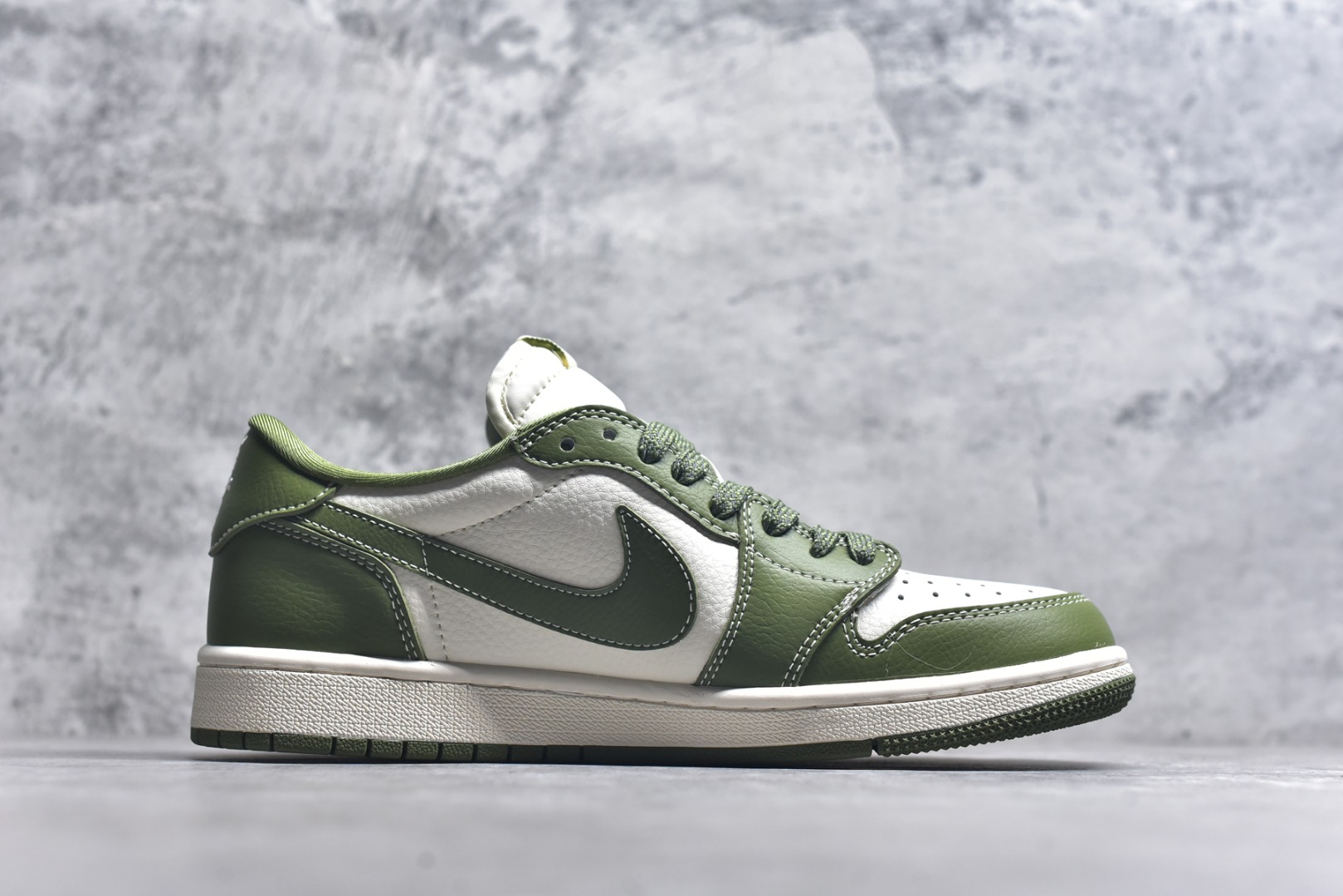图片[3]-#Travis Scott x Fragment Design x Air Jordan 1 Low OG SP AJ1 斯图西联名 青竹绿 低帮文化休闲板鞋 BB1199-201 #多方联名合作融合了Travis Scott 独特的音乐风格，藤原浩个性的设计风格以及Jordan品牌的经典元素 使其成为一双具有独特身份和价值的鞋子 清新而立体的外观加上联名标识更突出了其独特身份 这种配色方案显示出活力和时尚感 在视觉上引人注目 鞋身的质感和细腻的细节处理使其显得高端而格调十足 这款“倒钩”联名是设计与创意完美结合 融合多方的个性风格是一款备受瞩目的潮流鞋款 尺码：36 36.5 37.5 38 38.5 39 40 40.5 41 42 42.5 43 44 44.5 45 9.E5-选品中心