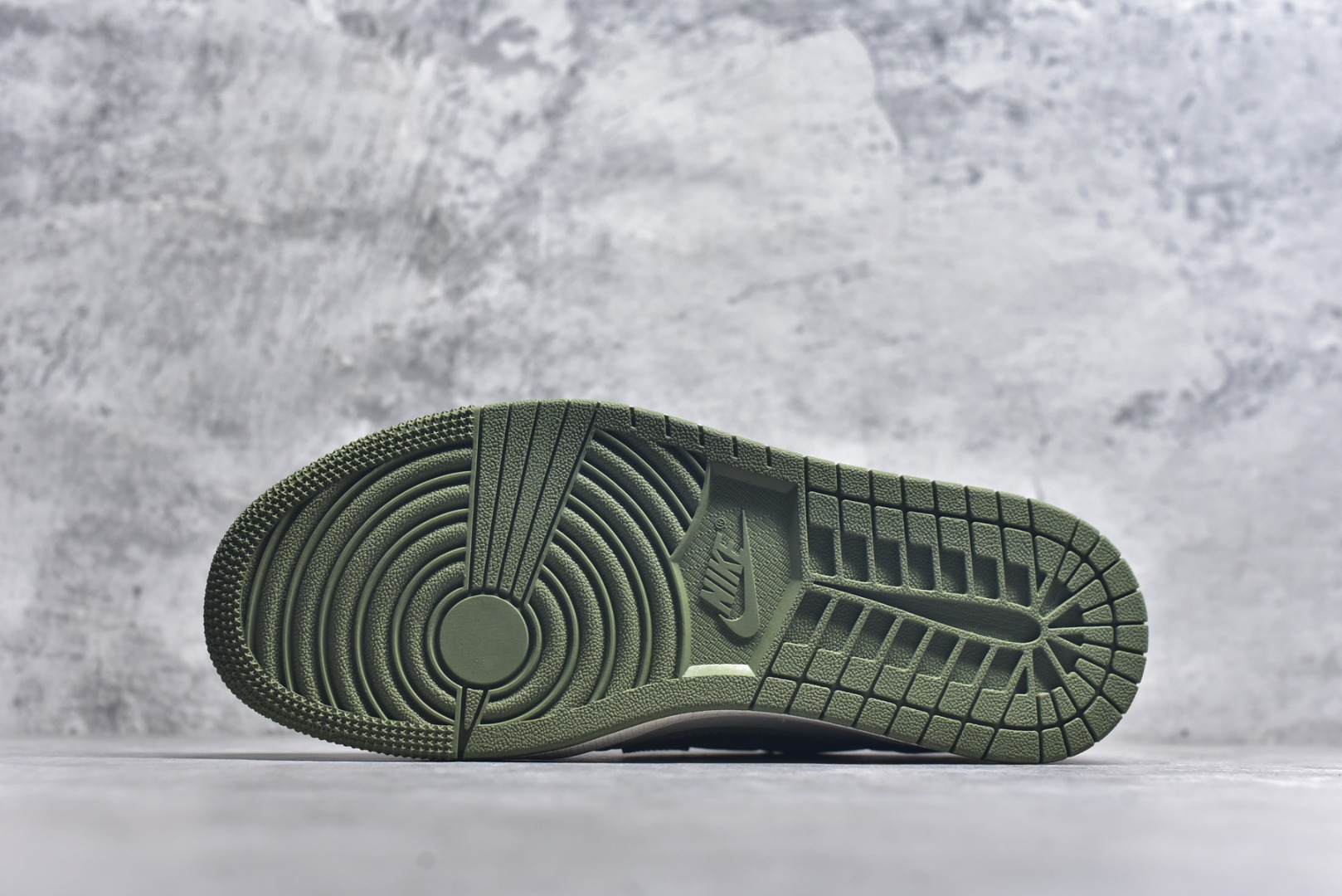 图片[6]-#Travis Scott x Fragment Design x Air Jordan 1 Low OG SP AJ1 斯图西联名 青竹绿 低帮文化休闲板鞋 BB1199-201 #多方联名合作融合了Travis Scott 独特的音乐风格，藤原浩个性的设计风格以及Jordan品牌的经典元素 使其成为一双具有独特身份和价值的鞋子 清新而立体的外观加上联名标识更突出了其独特身份 这种配色方案显示出活力和时尚感 在视觉上引人注目 鞋身的质感和细腻的细节处理使其显得高端而格调十足 这款“倒钩”联名是设计与创意完美结合 融合多方的个性风格是一款备受瞩目的潮流鞋款 尺码：36 36.5 37.5 38 38.5 39 40 40.5 41 42 42.5 43 44 44.5 45 9.E5-选品中心