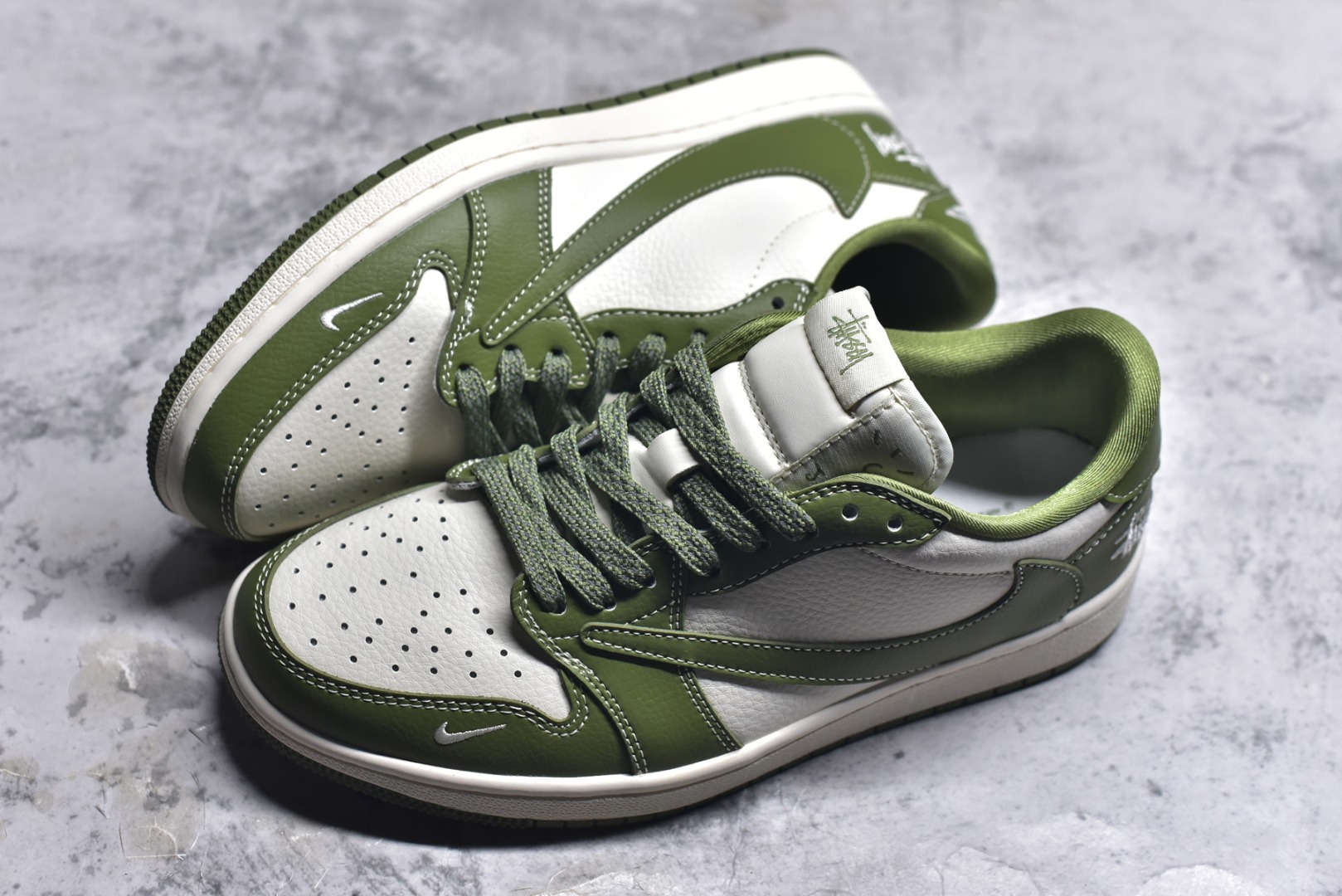 图片[7]-#Travis Scott x Fragment Design x Air Jordan 1 Low OG SP AJ1 斯图西联名 青竹绿 低帮文化休闲板鞋 BB1199-201 #多方联名合作融合了Travis Scott 独特的音乐风格，藤原浩个性的设计风格以及Jordan品牌的经典元素 使其成为一双具有独特身份和价值的鞋子 清新而立体的外观加上联名标识更突出了其独特身份 这种配色方案显示出活力和时尚感 在视觉上引人注目 鞋身的质感和细腻的细节处理使其显得高端而格调十足 这款“倒钩”联名是设计与创意完美结合 融合多方的个性风格是一款备受瞩目的潮流鞋款 尺码：36 36.5 37.5 38 38.5 39 40 40.5 41 42 42.5 43 44 44.5 45 9.E5-选品中心