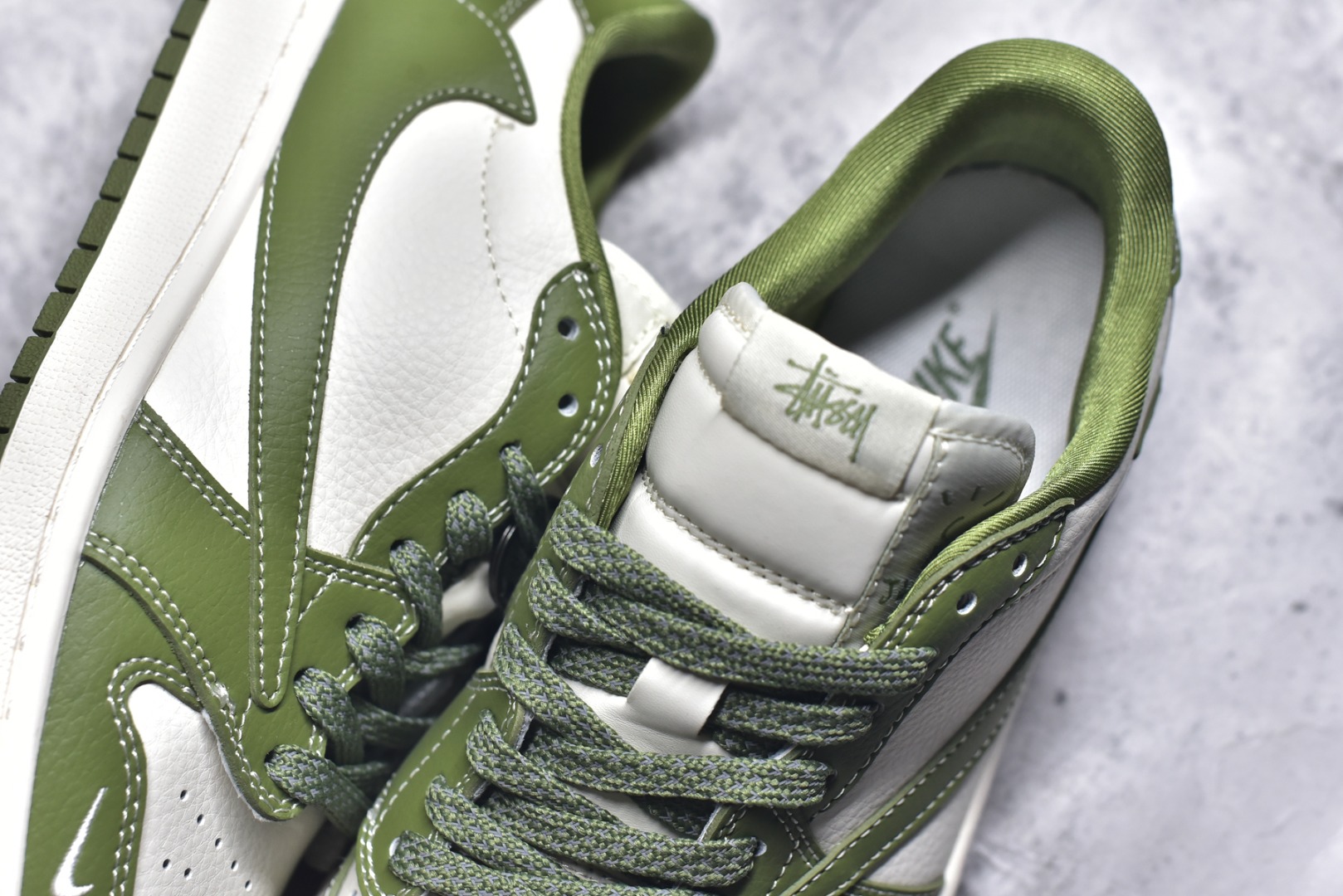 图片[9]-#Travis Scott x Fragment Design x Air Jordan 1 Low OG SP AJ1 斯图西联名 青竹绿 低帮文化休闲板鞋 BB1199-201 #多方联名合作融合了Travis Scott 独特的音乐风格，藤原浩个性的设计风格以及Jordan品牌的经典元素 使其成为一双具有独特身份和价值的鞋子 清新而立体的外观加上联名标识更突出了其独特身份 这种配色方案显示出活力和时尚感 在视觉上引人注目 鞋身的质感和细腻的细节处理使其显得高端而格调十足 这款“倒钩”联名是设计与创意完美结合 融合多方的个性风格是一款备受瞩目的潮流鞋款 尺码：36 36.5 37.5 38 38.5 39 40 40.5 41 42 42.5 43 44 44.5 45 9.E5-选品中心