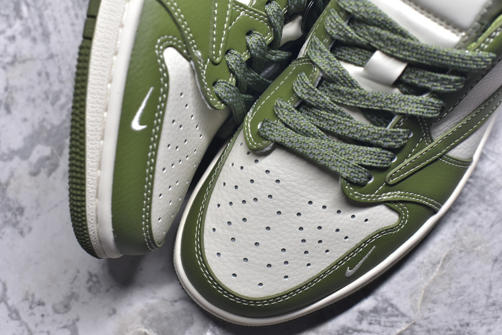 图片[8]-#Travis Scott x Fragment Design x Air Jordan 1 Low OG SP AJ1 斯图西联名 青竹绿 低帮文化休闲板鞋 BB1199-201 #多方联名合作融合了Travis Scott 独特的音乐风格，藤原浩个性的设计风格以及Jordan品牌的经典元素 使其成为一双具有独特身份和价值的鞋子 清新而立体的外观加上联名标识更突出了其独特身份 这种配色方案显示出活力和时尚感 在视觉上引人注目 鞋身的质感和细腻的细节处理使其显得高端而格调十足 这款“倒钩”联名是设计与创意完美结合 融合多方的个性风格是一款备受瞩目的潮流鞋款 尺码：36 36.5 37.5 38 38.5 39 40 40.5 41 42 42.5 43 44 44.5 45 9.E5-选品中心