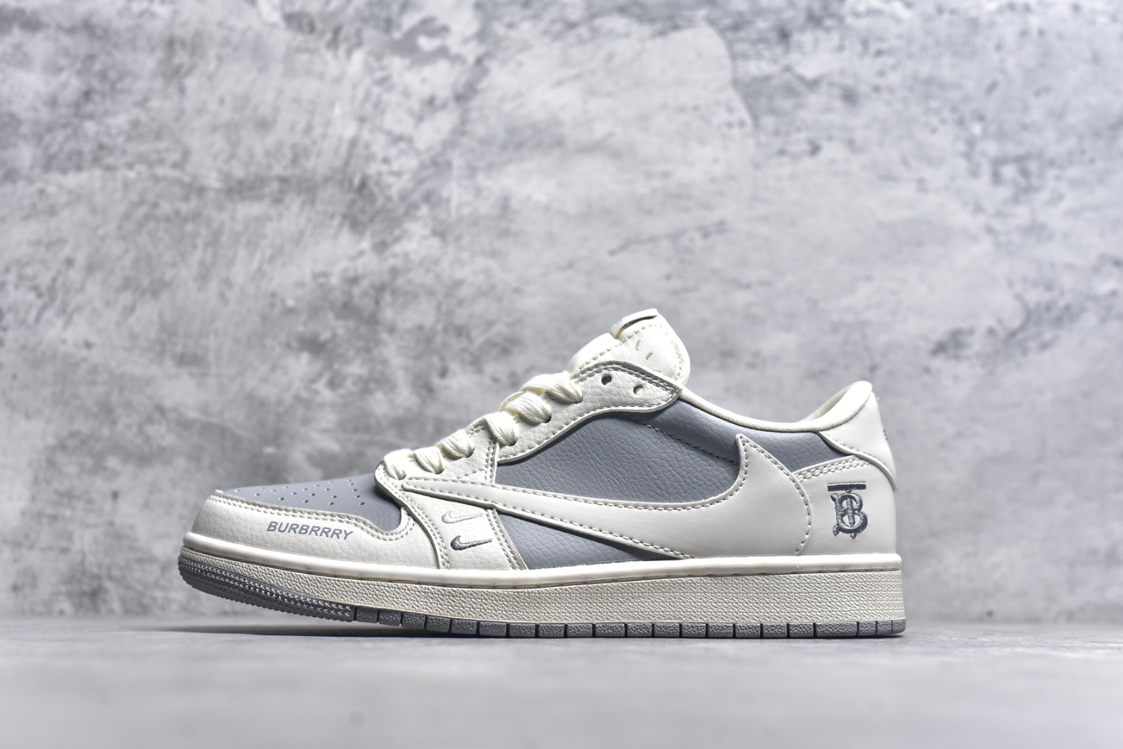 #Travis Scott x Fragment Design x Air Jordan 1 Low OG SP AJ1 乔1 巴宝莉联名-米灰小双勾 低帮文化休闲板鞋 BB6588-315 #多方联名合作融合了Travis Scott 独特的音乐风格，藤原浩个性的设计风格以及Jordan品牌的经典元素 使其成为一双具有独特身份和价值的鞋子 清新而立体的外观加上联名标识更突出了其独特身份 这种配色方案显示出活力和时尚感 在视觉上引人注目 鞋身的质感和细腻的细节处理使其显得高端而格调十足 这款“倒钩”联名是设计与创意完美结合 融合多方的个性风格是一款备受瞩目的潮流鞋款 尺码：36 36.5 37.5 38 38.5 39 40 40.5 41 42 42.5 43 44 44.5 45 9.E5-选品中心