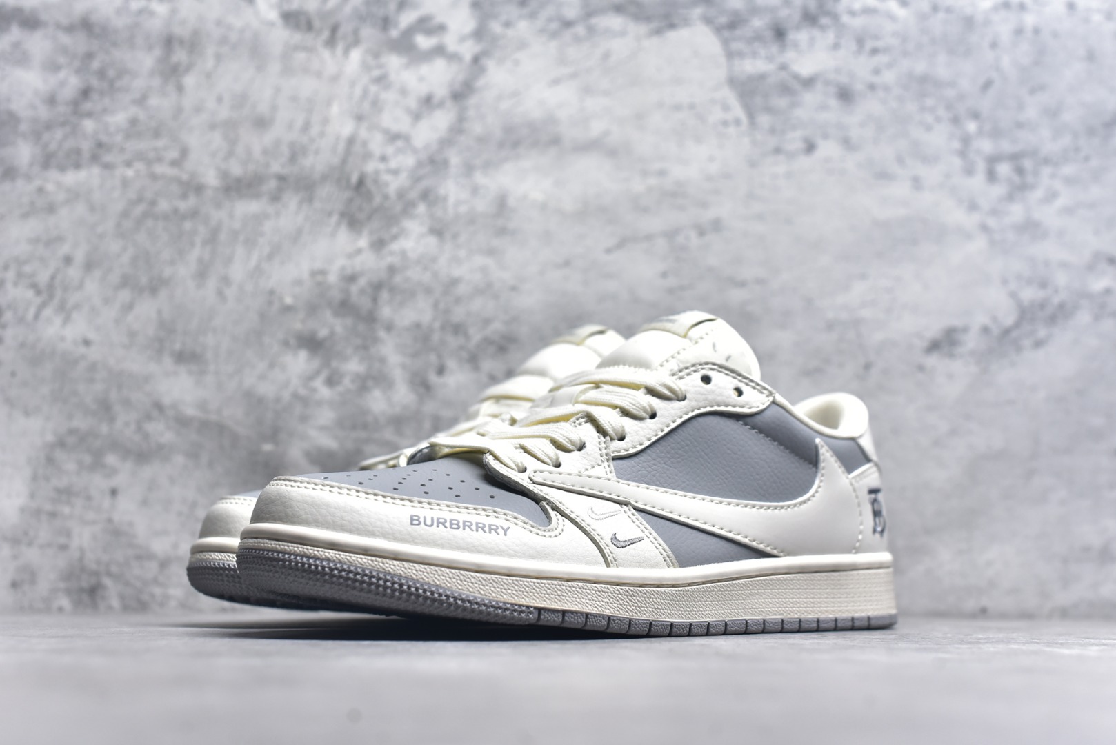 图片[2]-#Travis Scott x Fragment Design x Air Jordan 1 Low OG SP AJ1 乔1 巴宝莉联名-米灰小双勾 低帮文化休闲板鞋 BB6588-315 #多方联名合作融合了Travis Scott 独特的音乐风格，藤原浩个性的设计风格以及Jordan品牌的经典元素 使其成为一双具有独特身份和价值的鞋子 清新而立体的外观加上联名标识更突出了其独特身份 这种配色方案显示出活力和时尚感 在视觉上引人注目 鞋身的质感和细腻的细节处理使其显得高端而格调十足 这款“倒钩”联名是设计与创意完美结合 融合多方的个性风格是一款备受瞩目的潮流鞋款 尺码：36 36.5 37.5 38 38.5 39 40 40.5 41 42 42.5 43 44 44.5 45 9.E5-选品中心