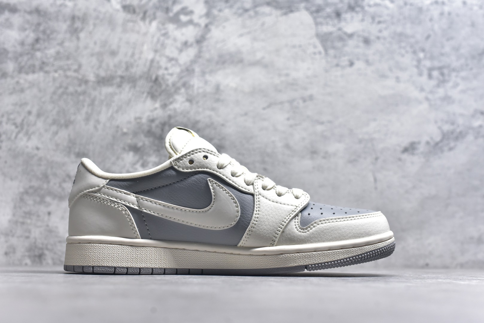 图片[3]-#Travis Scott x Fragment Design x Air Jordan 1 Low OG SP AJ1 乔1 巴宝莉联名-米灰小双勾 低帮文化休闲板鞋 BB6588-315 #多方联名合作融合了Travis Scott 独特的音乐风格，藤原浩个性的设计风格以及Jordan品牌的经典元素 使其成为一双具有独特身份和价值的鞋子 清新而立体的外观加上联名标识更突出了其独特身份 这种配色方案显示出活力和时尚感 在视觉上引人注目 鞋身的质感和细腻的细节处理使其显得高端而格调十足 这款“倒钩”联名是设计与创意完美结合 融合多方的个性风格是一款备受瞩目的潮流鞋款 尺码：36 36.5 37.5 38 38.5 39 40 40.5 41 42 42.5 43 44 44.5 45 9.E5-选品中心