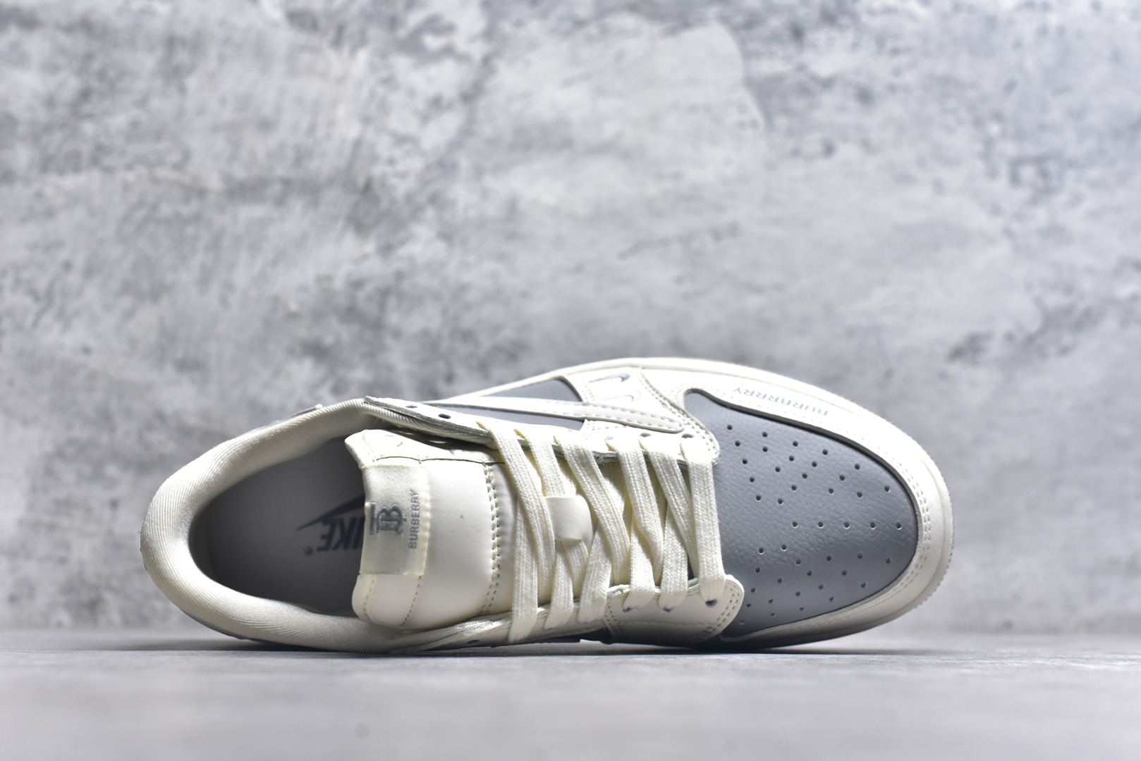 图片[4]-#Travis Scott x Fragment Design x Air Jordan 1 Low OG SP AJ1 乔1 巴宝莉联名-米灰小双勾 低帮文化休闲板鞋 BB6588-315 #多方联名合作融合了Travis Scott 独特的音乐风格，藤原浩个性的设计风格以及Jordan品牌的经典元素 使其成为一双具有独特身份和价值的鞋子 清新而立体的外观加上联名标识更突出了其独特身份 这种配色方案显示出活力和时尚感 在视觉上引人注目 鞋身的质感和细腻的细节处理使其显得高端而格调十足 这款“倒钩”联名是设计与创意完美结合 融合多方的个性风格是一款备受瞩目的潮流鞋款 尺码：36 36.5 37.5 38 38.5 39 40 40.5 41 42 42.5 43 44 44.5 45 9.E5-选品中心