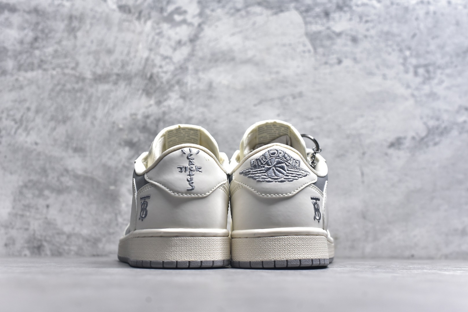 图片[5]-#Travis Scott x Fragment Design x Air Jordan 1 Low OG SP AJ1 乔1 巴宝莉联名-米灰小双勾 低帮文化休闲板鞋 BB6588-315 #多方联名合作融合了Travis Scott 独特的音乐风格，藤原浩个性的设计风格以及Jordan品牌的经典元素 使其成为一双具有独特身份和价值的鞋子 清新而立体的外观加上联名标识更突出了其独特身份 这种配色方案显示出活力和时尚感 在视觉上引人注目 鞋身的质感和细腻的细节处理使其显得高端而格调十足 这款“倒钩”联名是设计与创意完美结合 融合多方的个性风格是一款备受瞩目的潮流鞋款 尺码：36 36.5 37.5 38 38.5 39 40 40.5 41 42 42.5 43 44 44.5 45 9.E5-选品中心