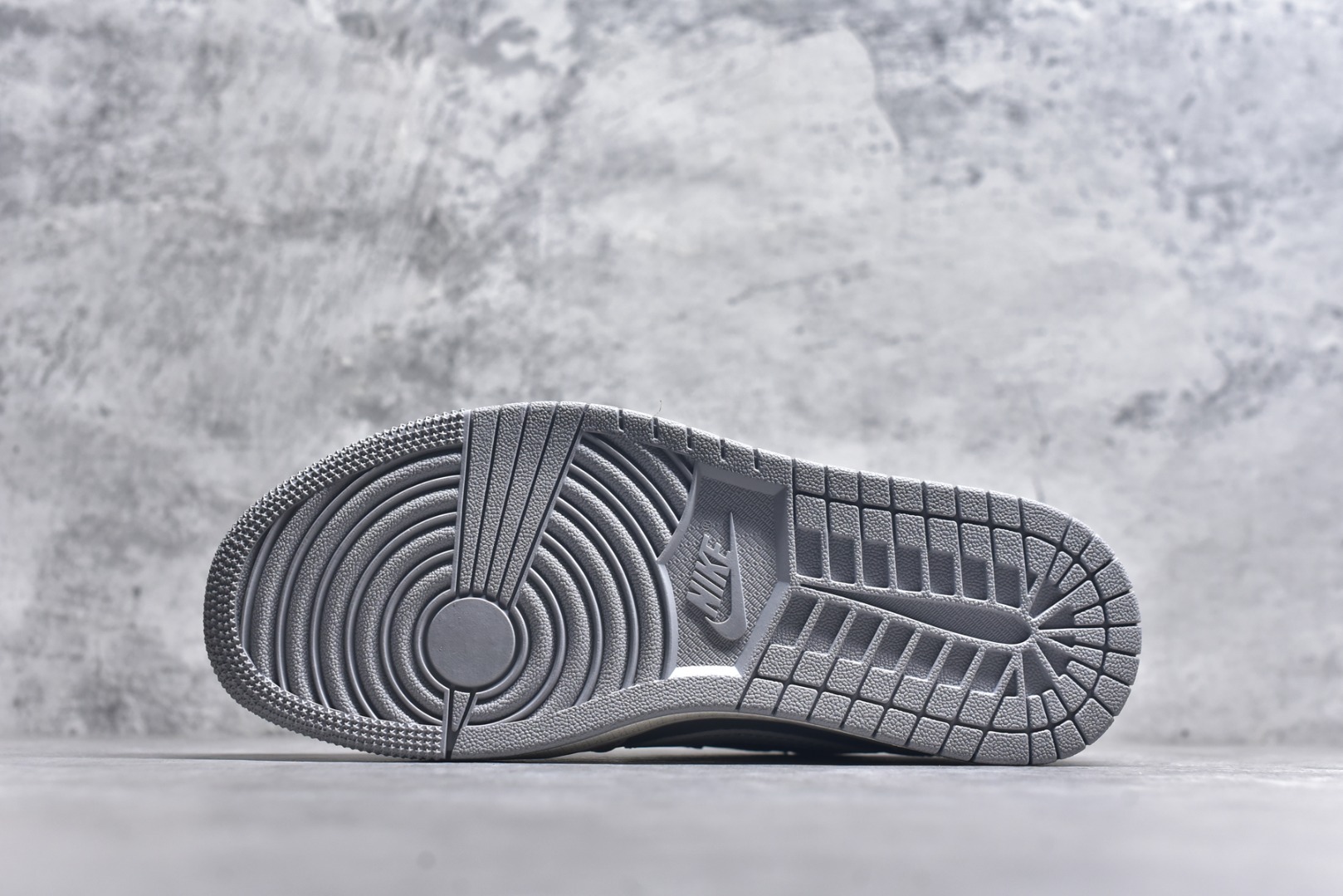 图片[6]-#Travis Scott x Fragment Design x Air Jordan 1 Low OG SP AJ1 乔1 巴宝莉联名-米灰小双勾 低帮文化休闲板鞋 BB6588-315 #多方联名合作融合了Travis Scott 独特的音乐风格，藤原浩个性的设计风格以及Jordan品牌的经典元素 使其成为一双具有独特身份和价值的鞋子 清新而立体的外观加上联名标识更突出了其独特身份 这种配色方案显示出活力和时尚感 在视觉上引人注目 鞋身的质感和细腻的细节处理使其显得高端而格调十足 这款“倒钩”联名是设计与创意完美结合 融合多方的个性风格是一款备受瞩目的潮流鞋款 尺码：36 36.5 37.5 38 38.5 39 40 40.5 41 42 42.5 43 44 44.5 45 9.E5-选品中心