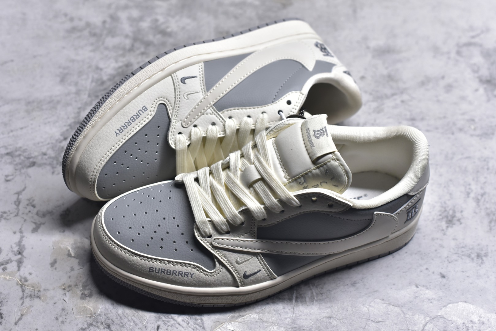图片[7]-#Travis Scott x Fragment Design x Air Jordan 1 Low OG SP AJ1 乔1 巴宝莉联名-米灰小双勾 低帮文化休闲板鞋 BB6588-315 #多方联名合作融合了Travis Scott 独特的音乐风格，藤原浩个性的设计风格以及Jordan品牌的经典元素 使其成为一双具有独特身份和价值的鞋子 清新而立体的外观加上联名标识更突出了其独特身份 这种配色方案显示出活力和时尚感 在视觉上引人注目 鞋身的质感和细腻的细节处理使其显得高端而格调十足 这款“倒钩”联名是设计与创意完美结合 融合多方的个性风格是一款备受瞩目的潮流鞋款 尺码：36 36.5 37.5 38 38.5 39 40 40.5 41 42 42.5 43 44 44.5 45 9.E5-选品中心